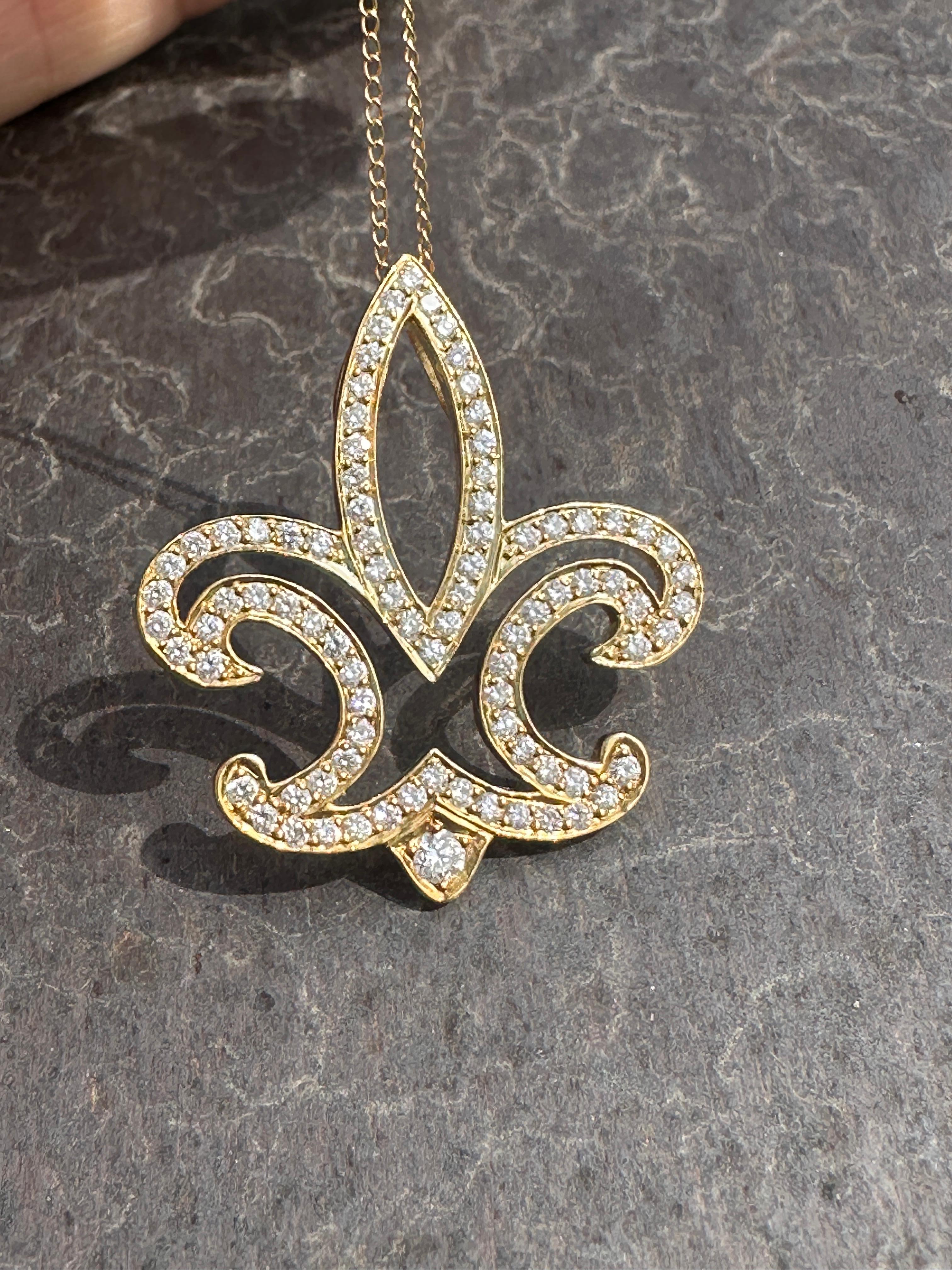 Pendentif et chaîne Fleur-de-Lis en or jaune 18 carats avec diamants de 0,50 carat au total Excellent état - En vente à Laguna Hills, CA
