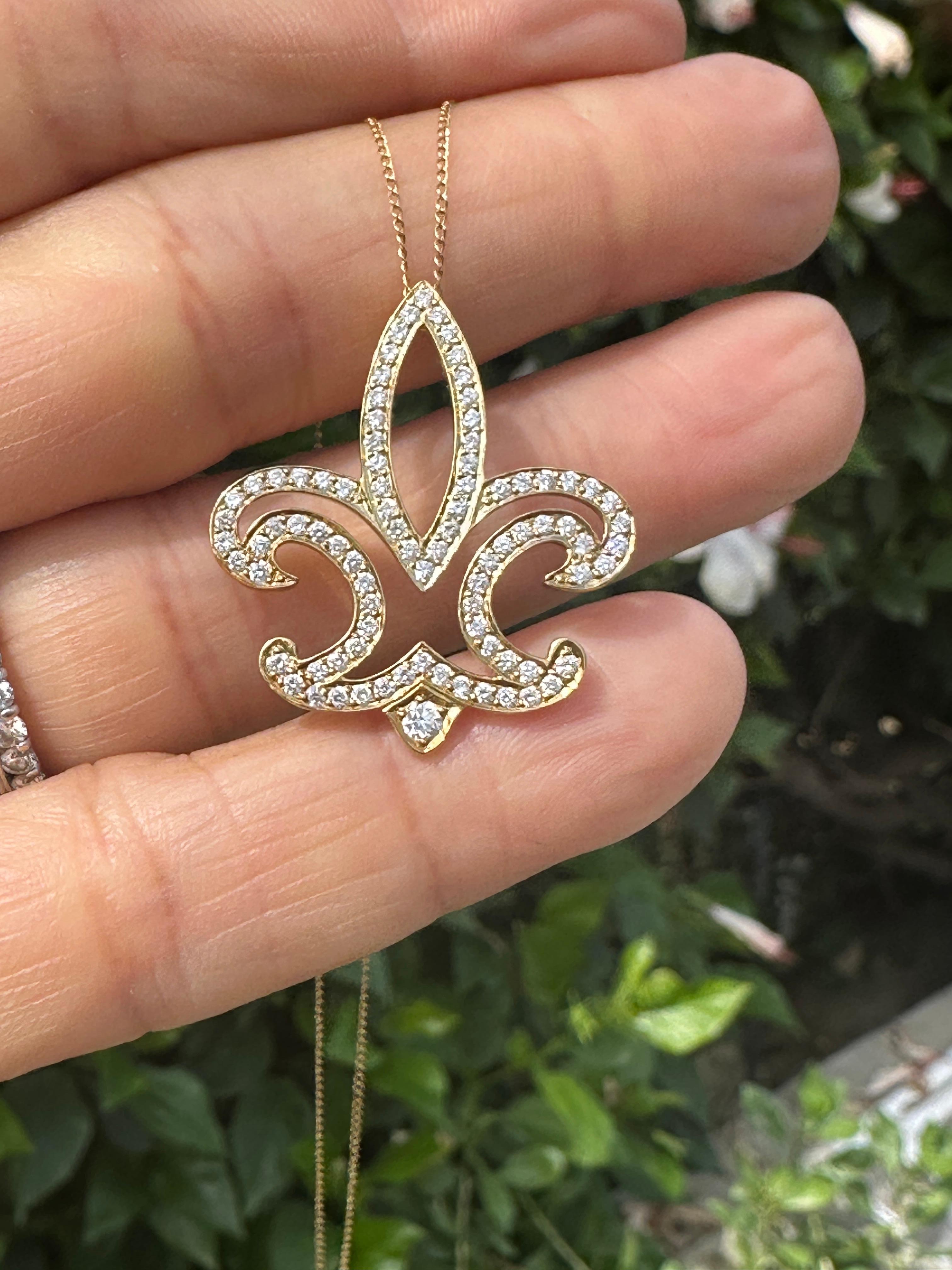 Pendentif et chaîne Fleur-de-Lis en or jaune 18 carats avec diamants de 0,50 carat au total Unisexe en vente