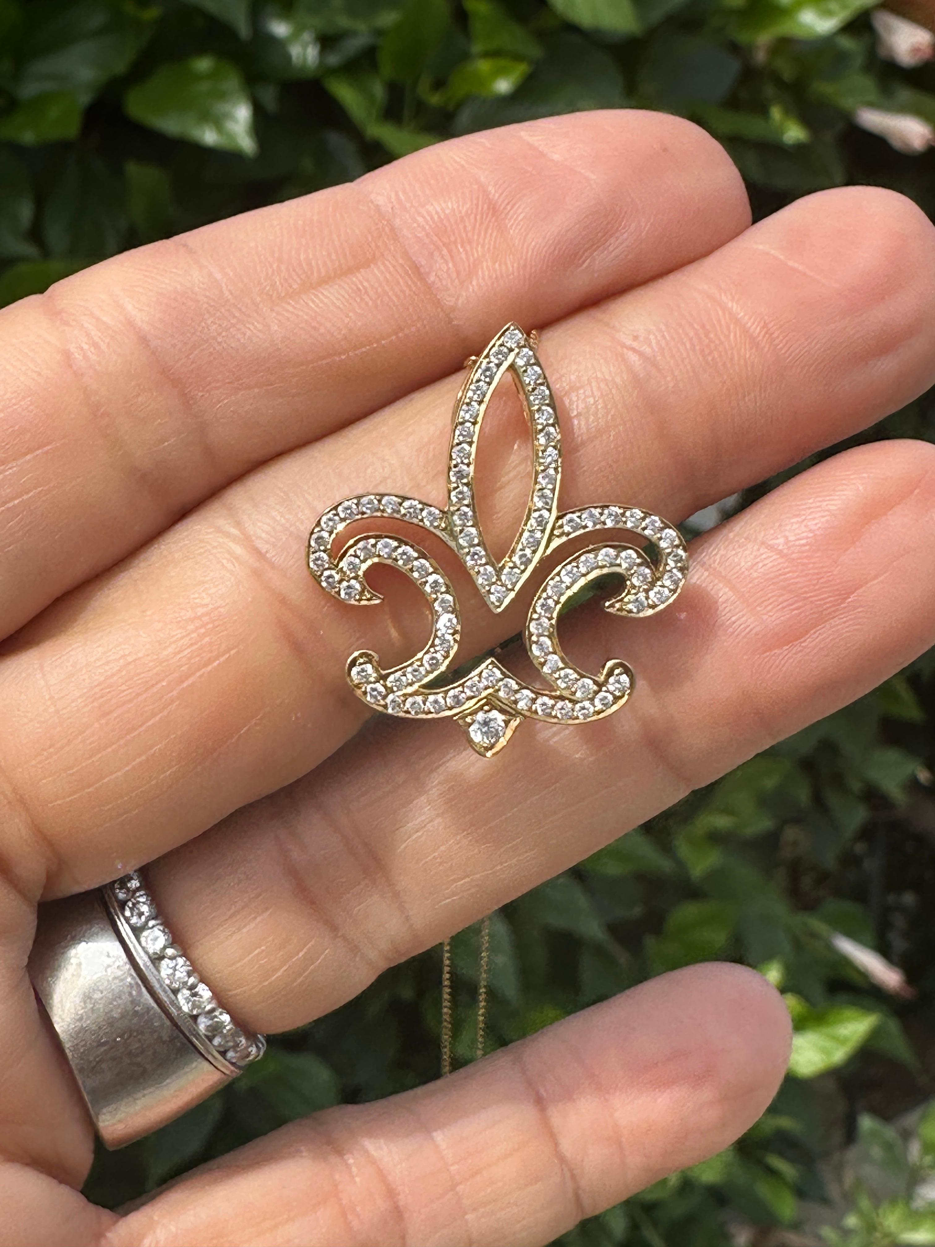 Pendentif et chaîne Fleur-de-Lis en or jaune 18 carats avec diamants de 0,50 carat au total en vente 1