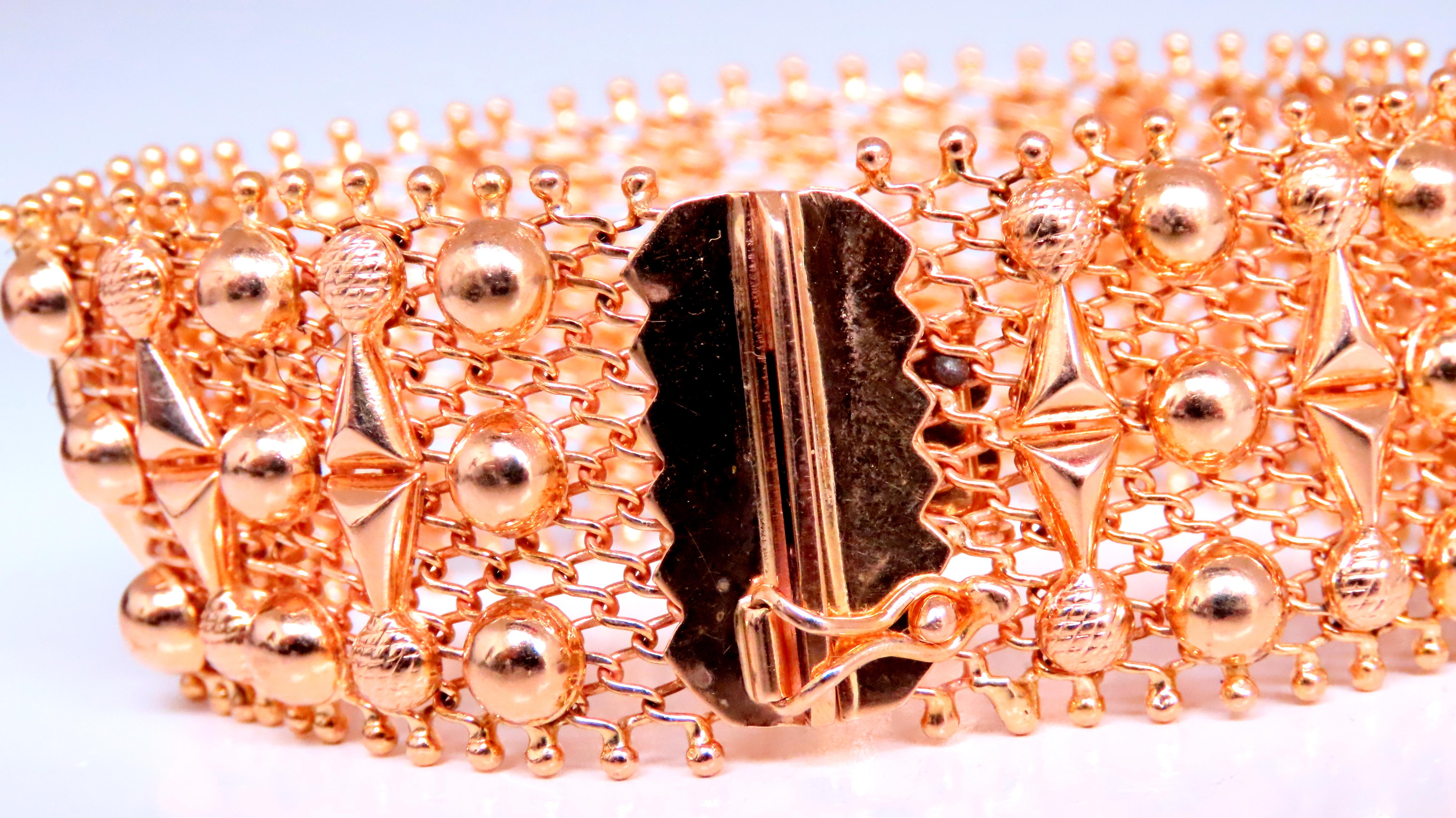 Bracelet cosmopolite en maille élastique 18 carats, large de 25 mm et 44 grammes 12452 en vente 1