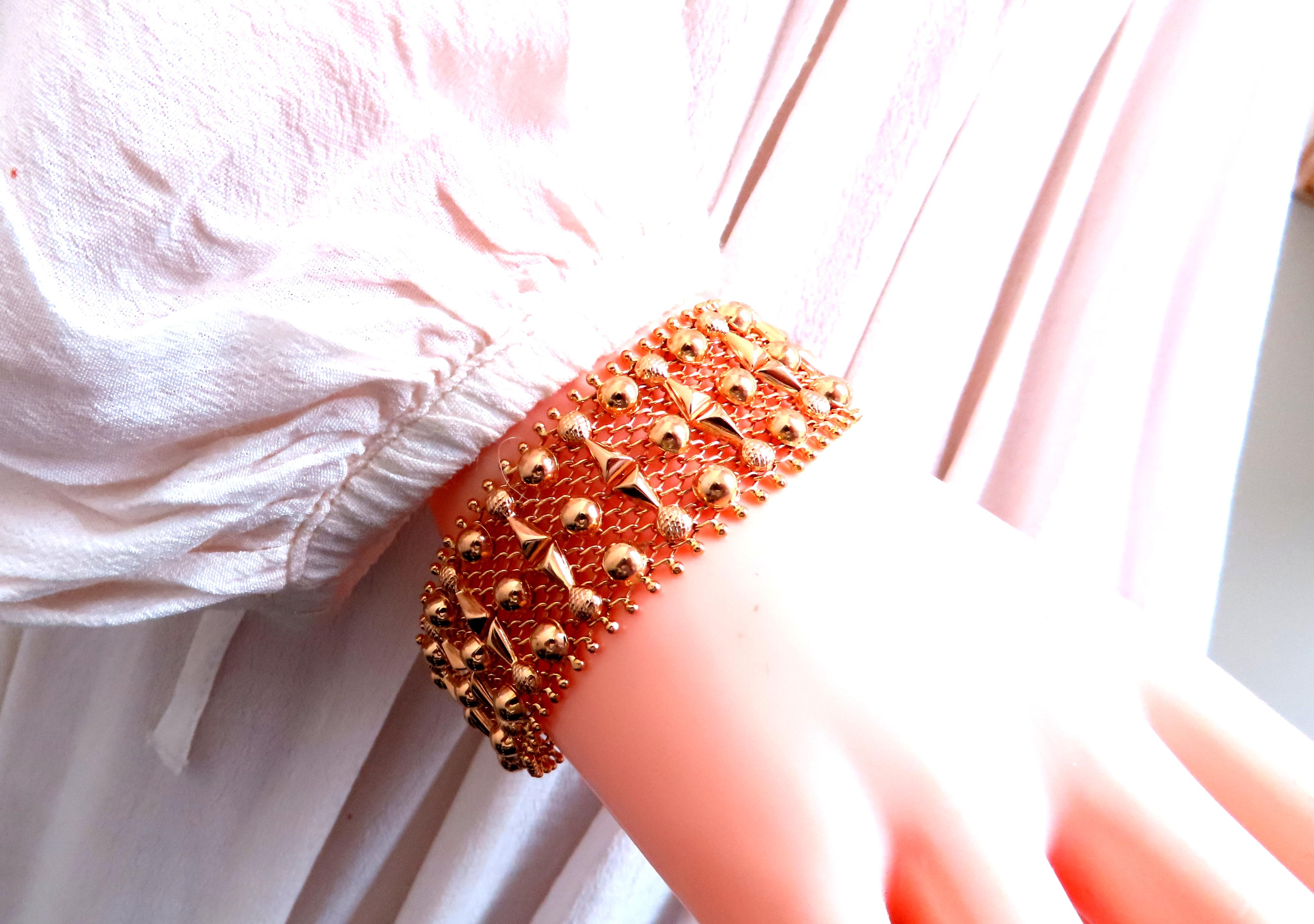 Bracelet cosmopolite en maille élastique 18 carats, large de 25 mm et 44 grammes 12452 en vente 2