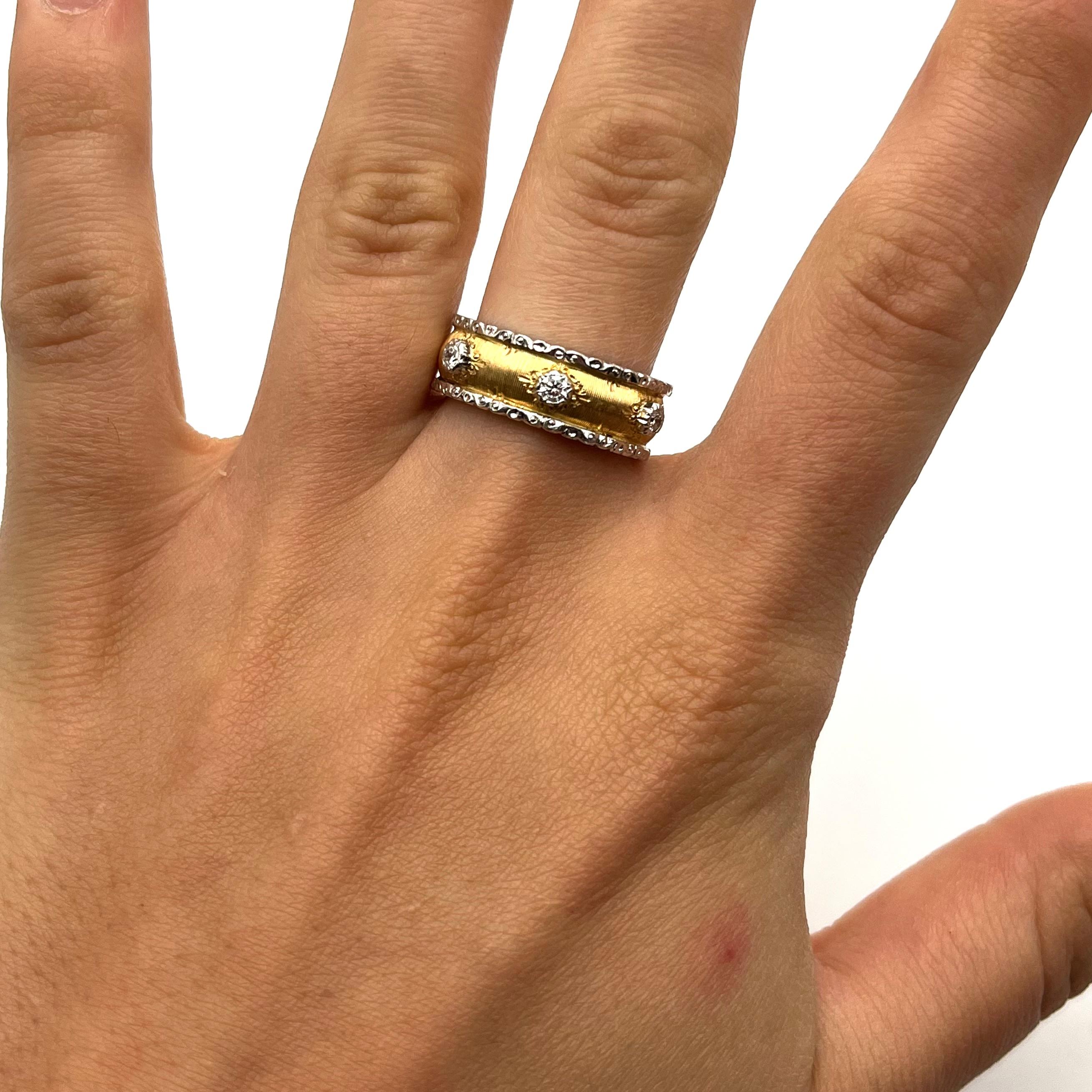 Diese königliche Zigarrenbinde wurde von einem Familienjuwelier außerhalb von Florenz, Italien, handgefertigt. Er ist aus massivem 18-karätigem Gelb- und Weißgold gefertigt, wobei jede Linie von Hand geschnitzt wird, um einen schimmernden