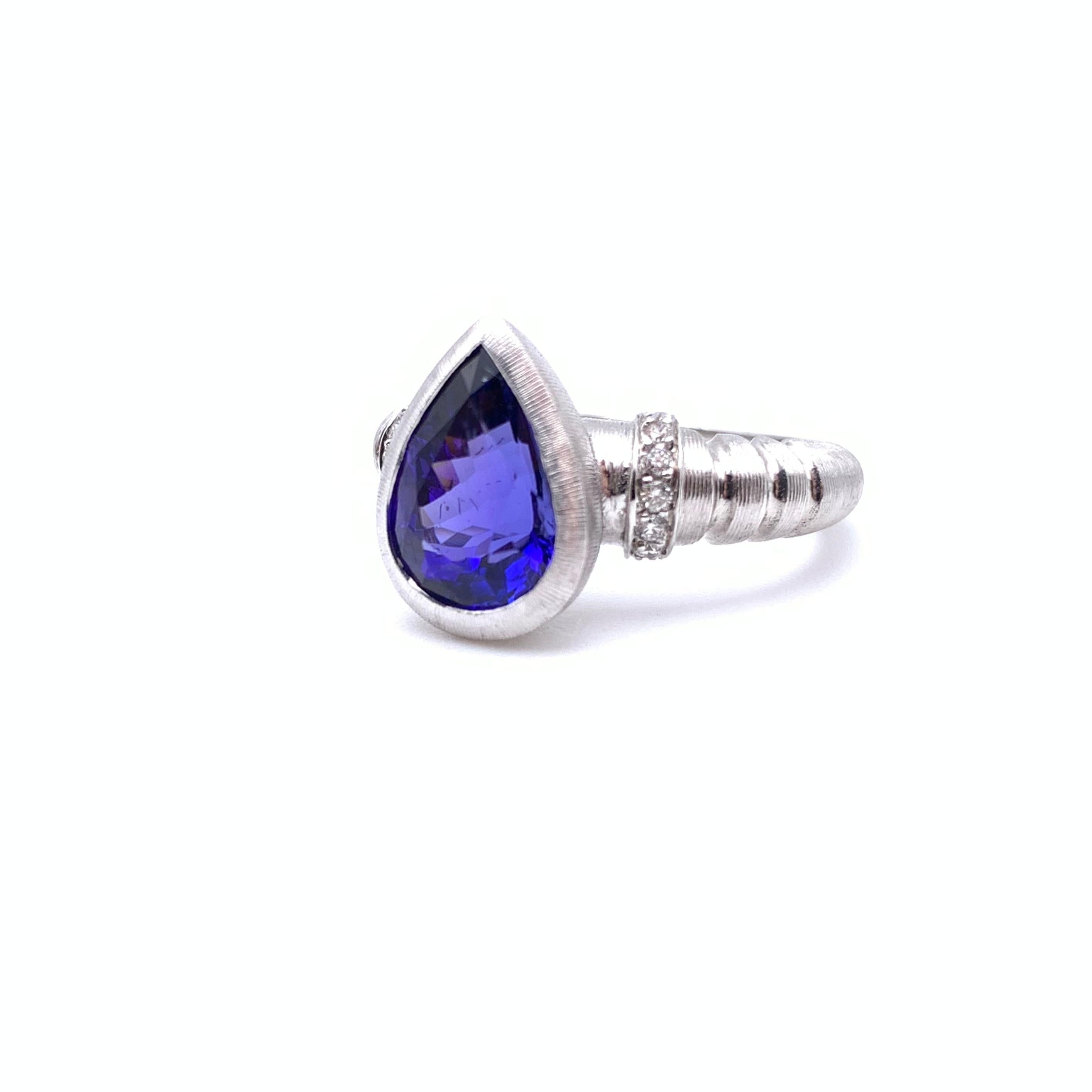 18KT Florentine Engraved 4.03 CT Tanzanite & Diamond Ring In Excellent Condition For Sale In Lynchburg, VA