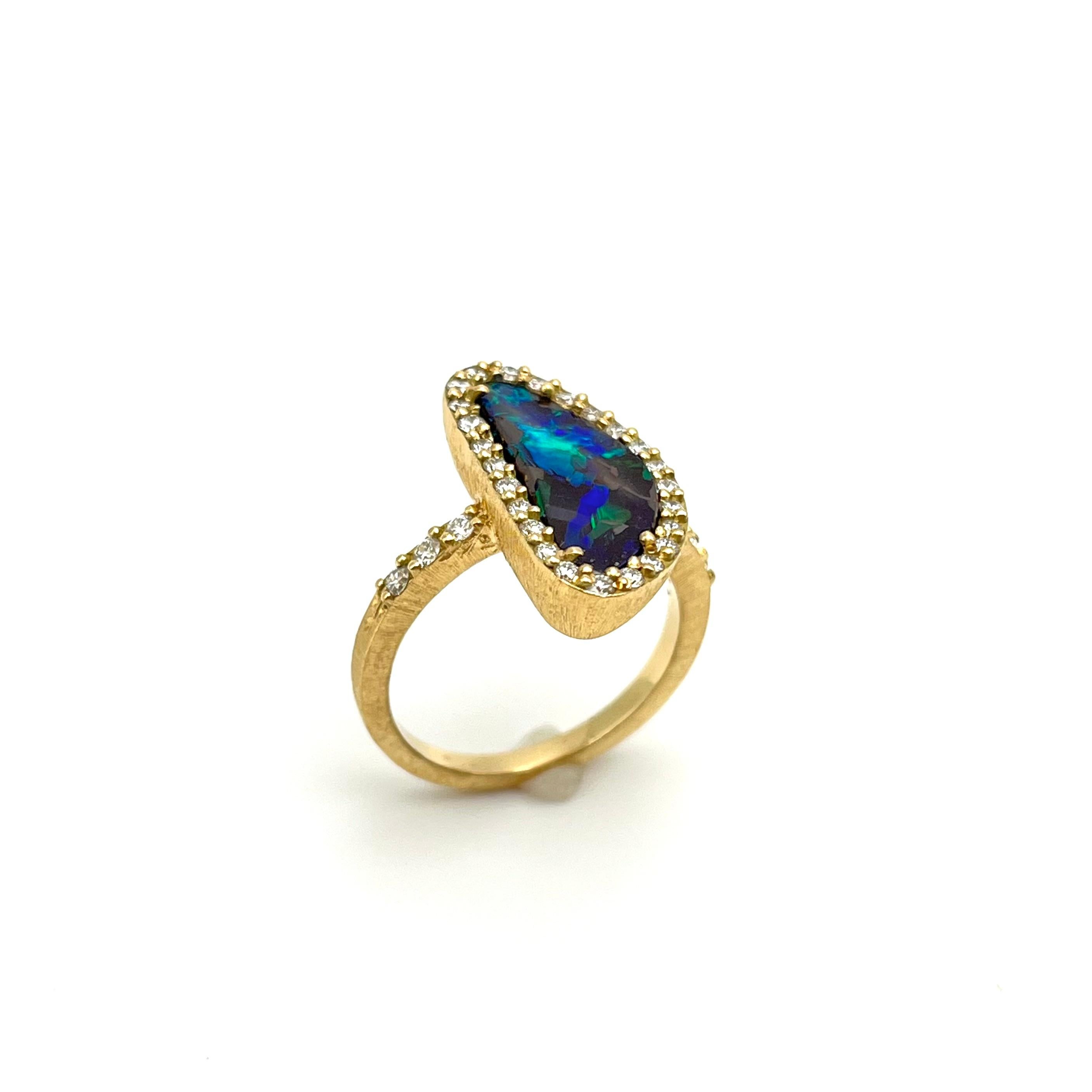 18KT Florentine Gravierter Australischer Opal & Diamant Ring (Revival) im Angebot