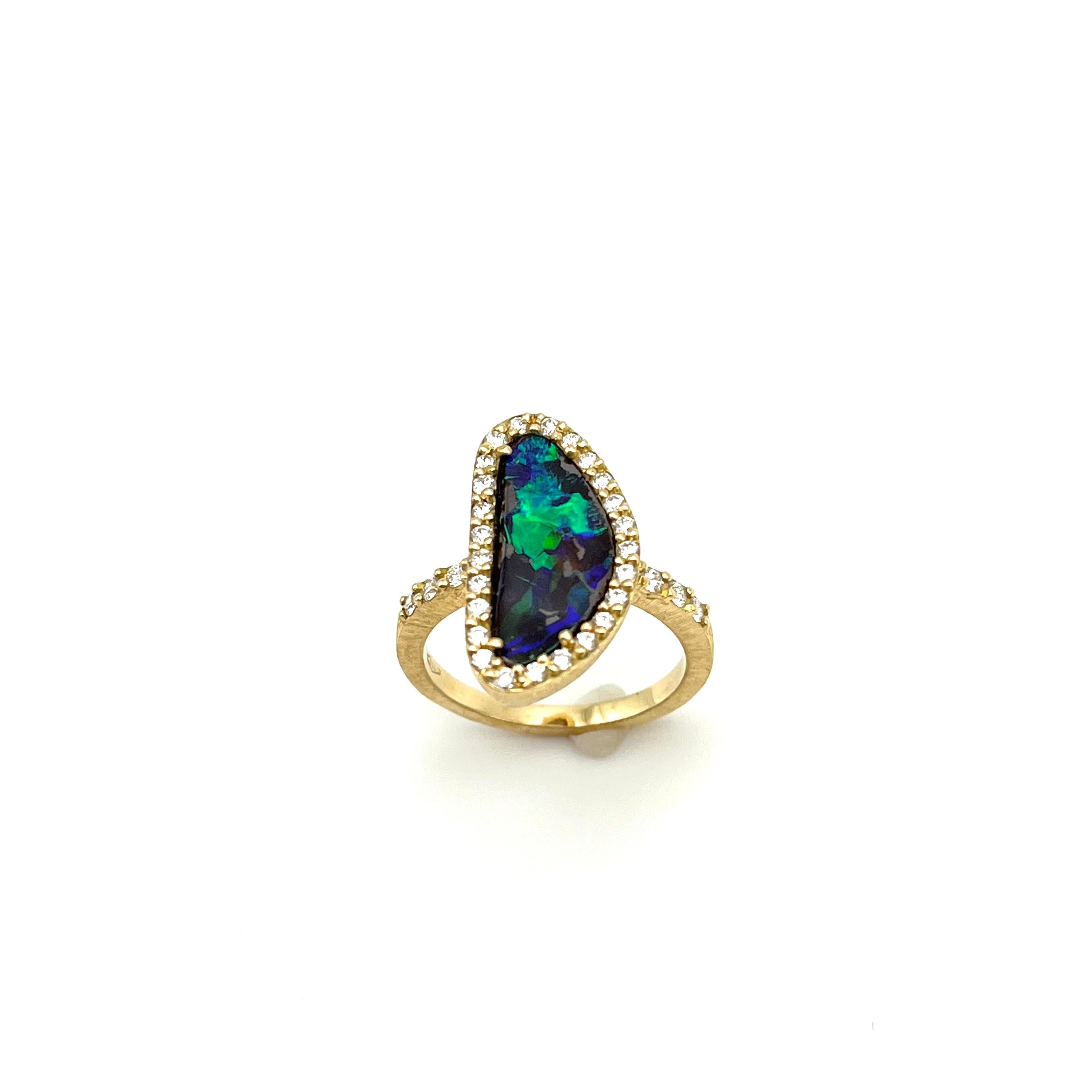 18KT Florentine Gravierter Australischer Opal & Diamant Ring (Rundschliff) im Angebot