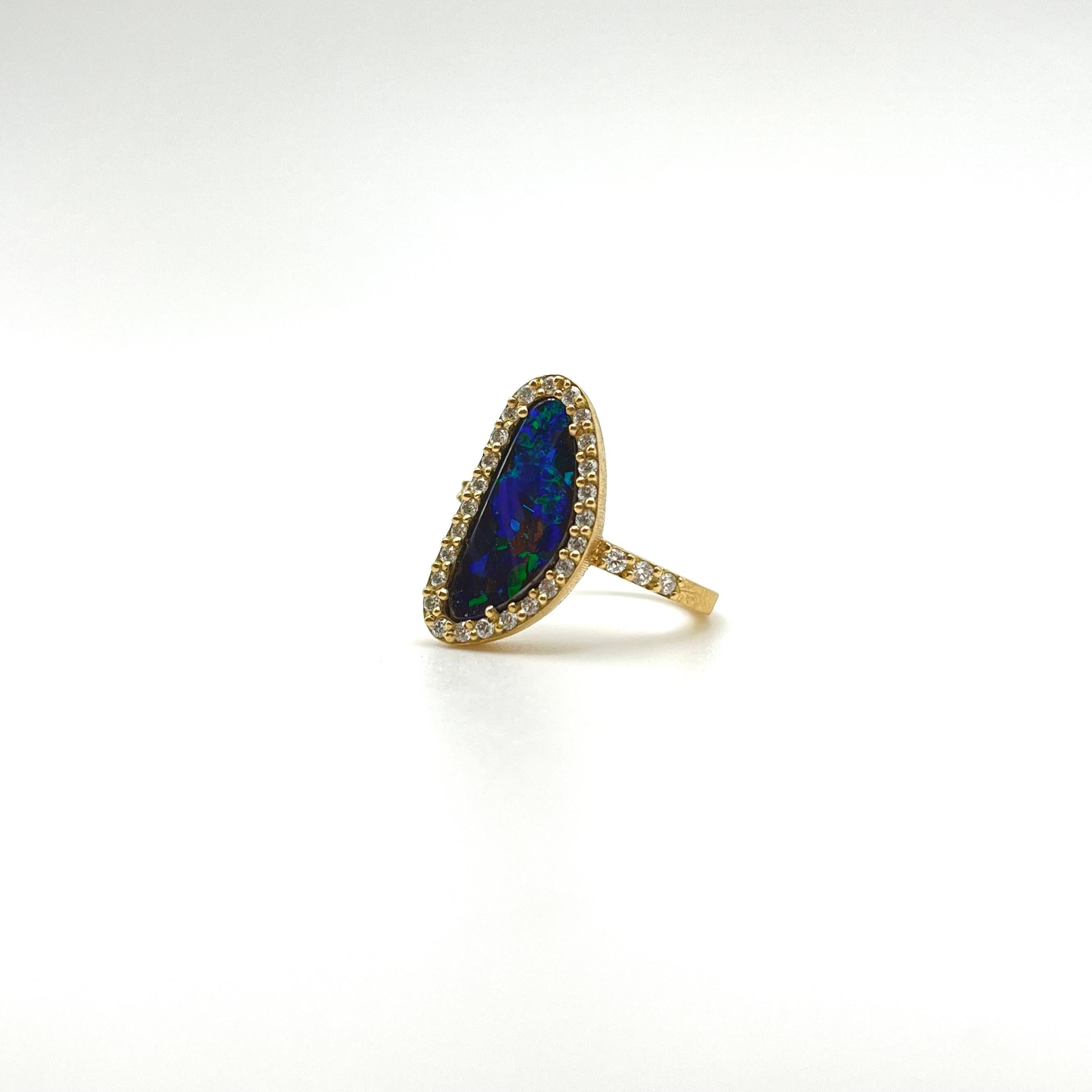 18KT Florentine Gravierter Australischer Opal & Diamant Ring im Angebot 1