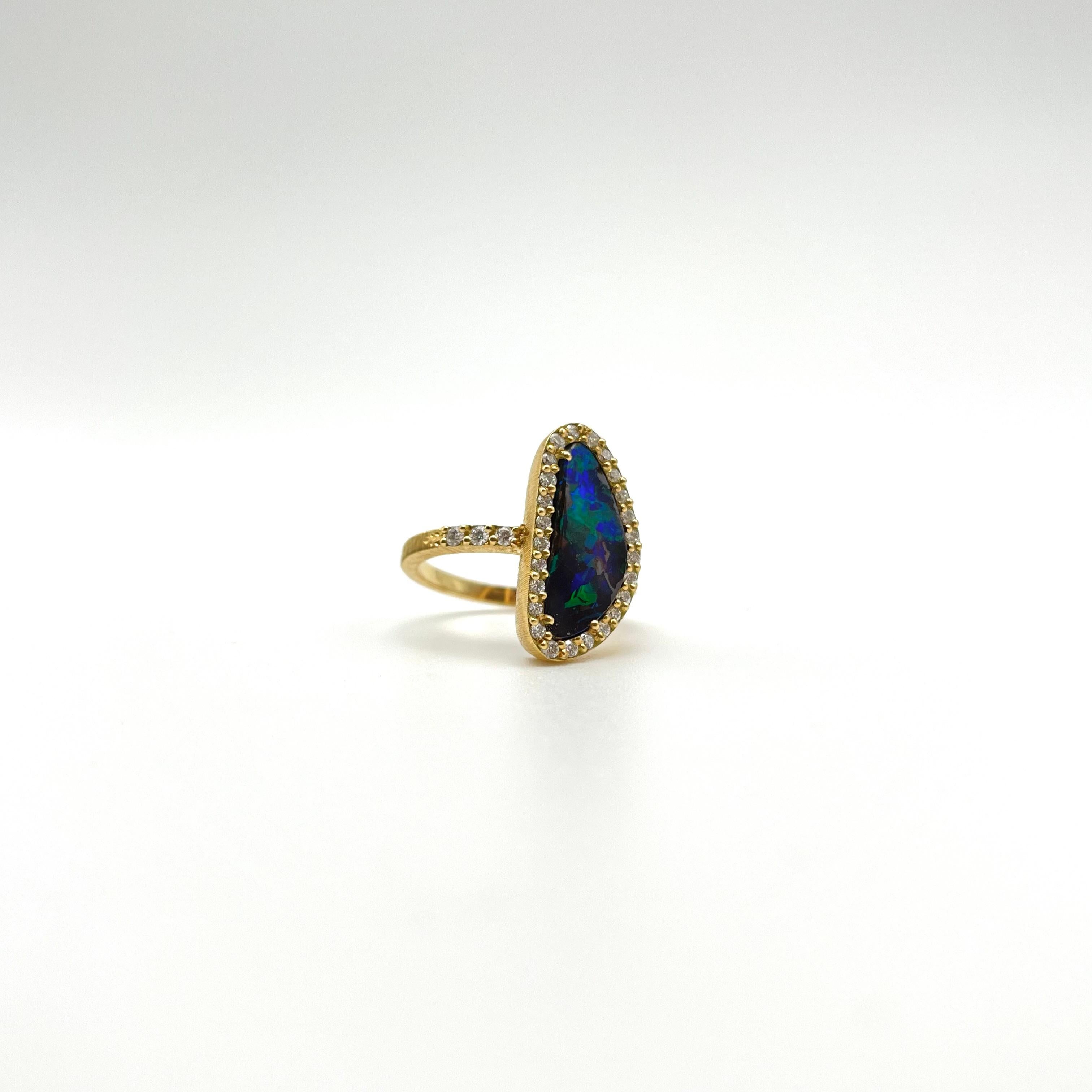 18KT Florentine Gravierter Australischer Opal & Diamant Ring im Angebot 2