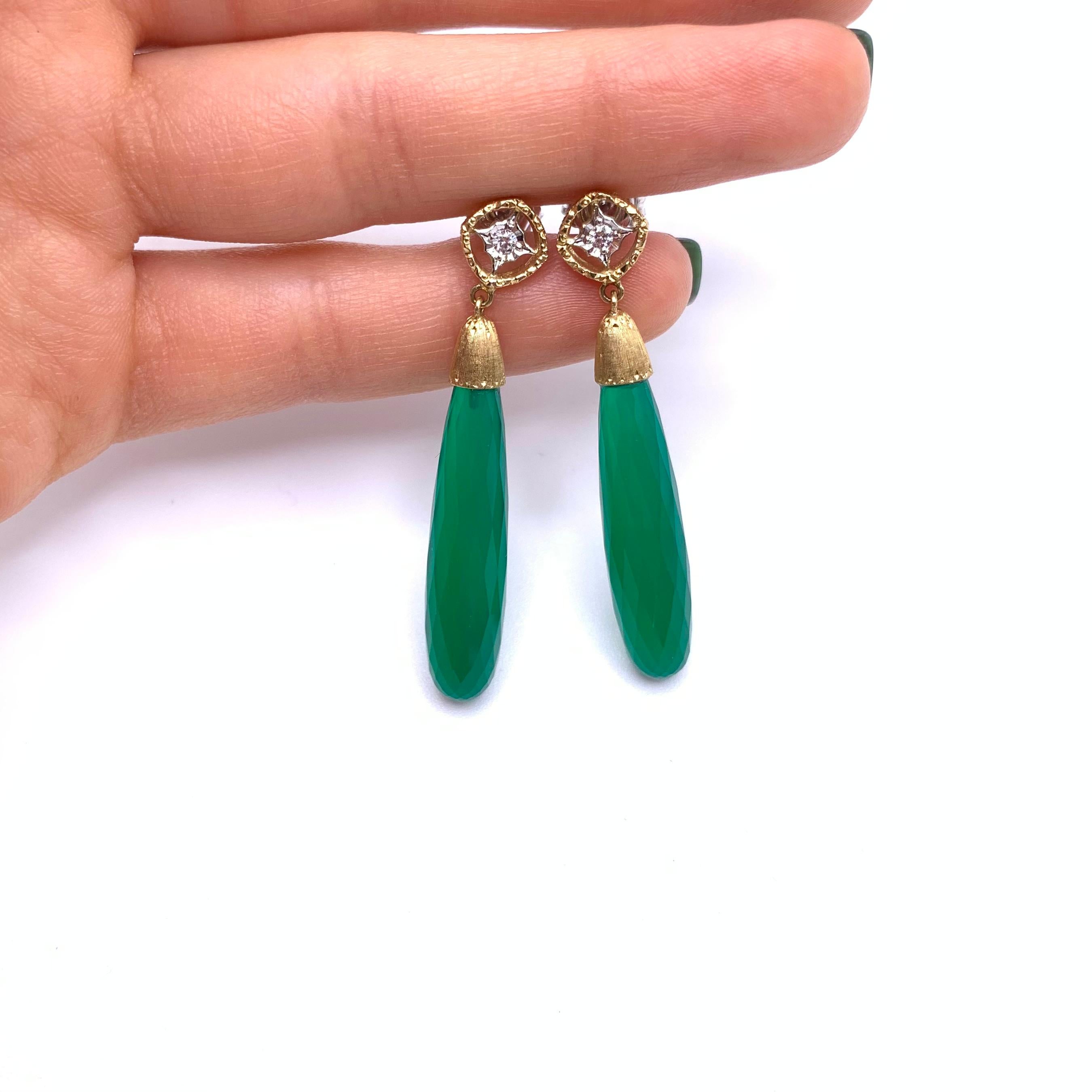 Graziosi e dai colori splendidi, questi orecchini sono stati realizzati a mano da un gioielliere di famiglia fuori Firenze, in Italia. Sono realizzati in oro giallo e bianco massiccio da 18 carati con fondello in oro bianco. Ogni dettaglio è