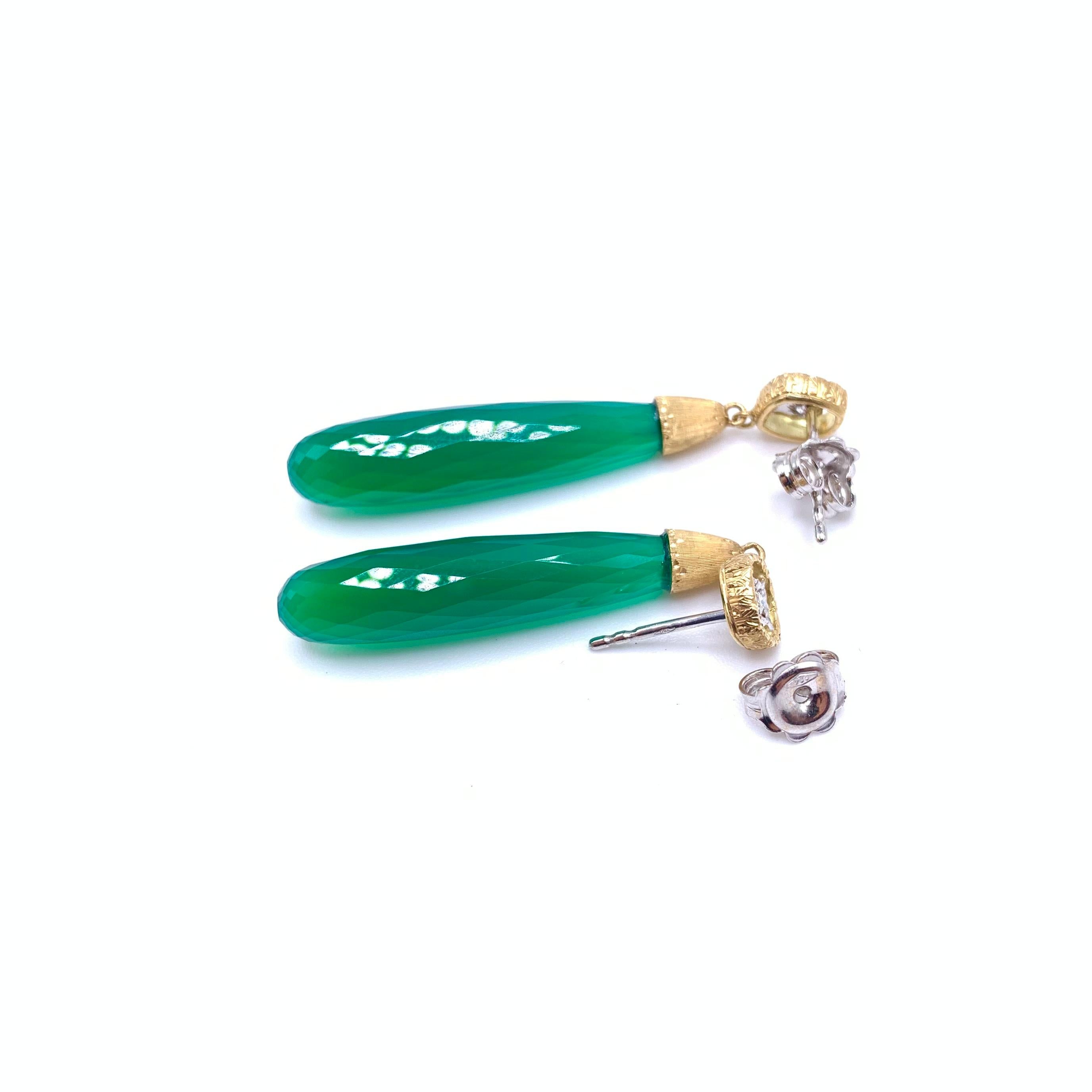 Taglio briolette Orecchini Florentine 18KT con incisione a briolette, onice verde e diamanti in vendita