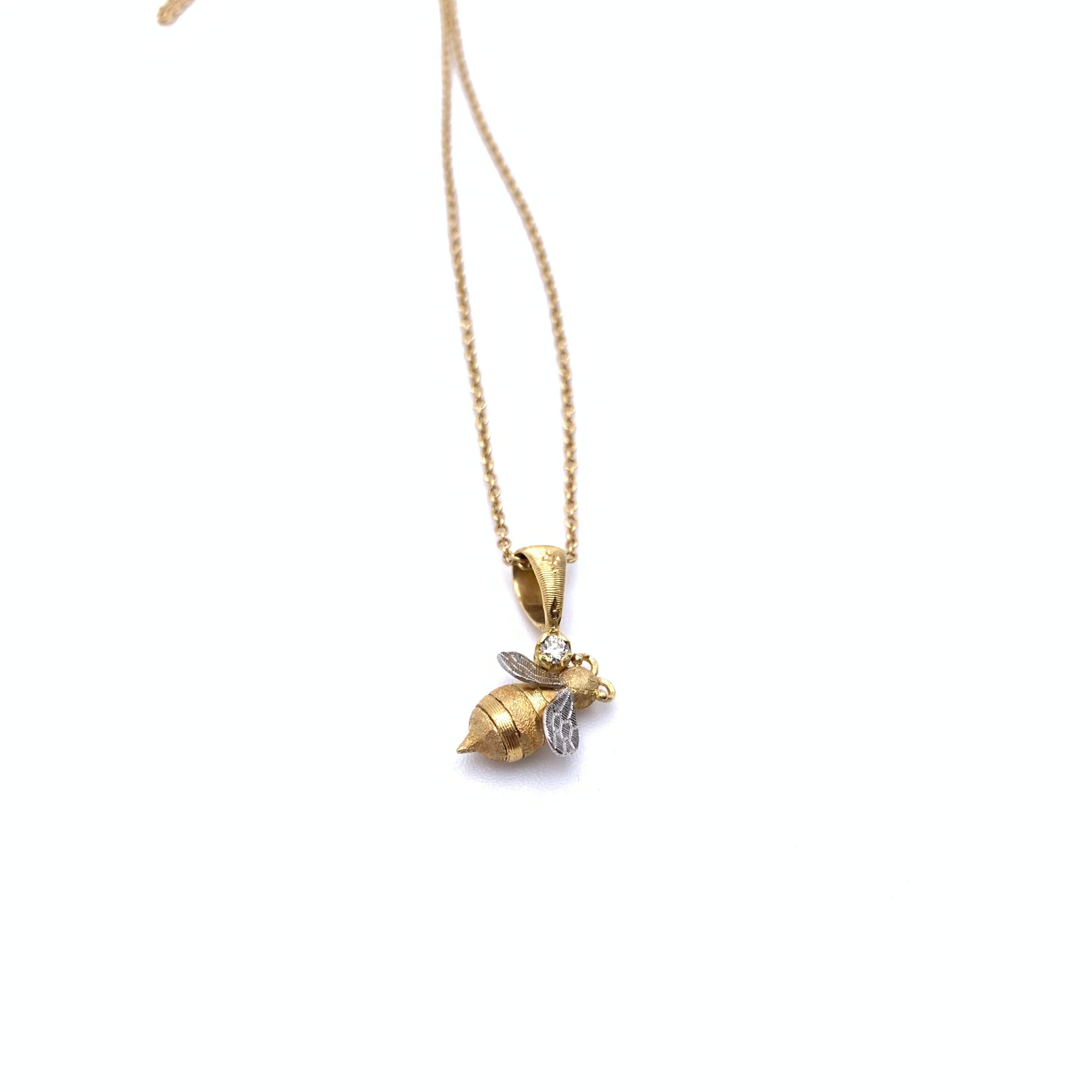 Neoclassico Collana Bumble Bee incisa a Florentine 18KT in vendita