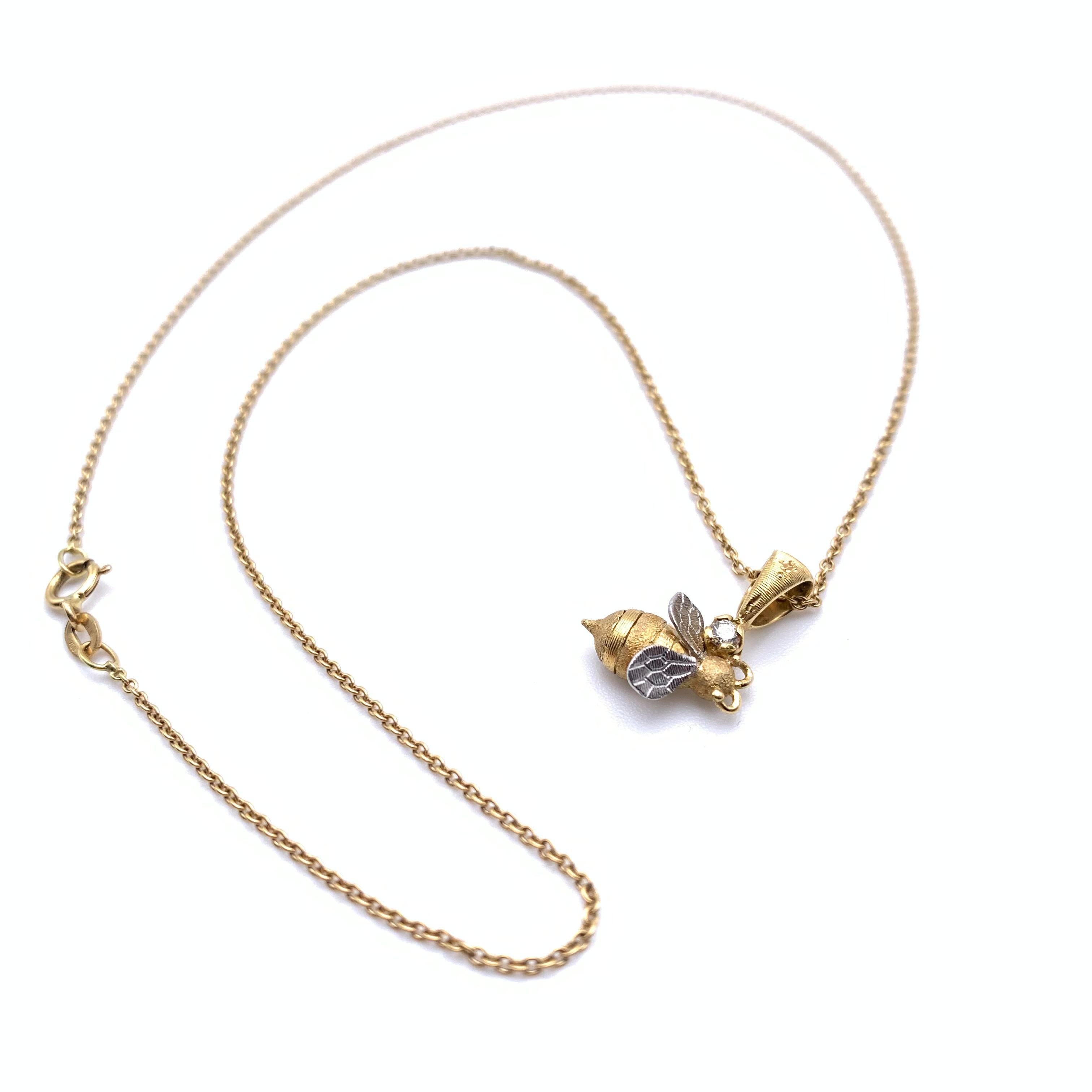 Taglio rotondo Collana Bumble Bee incisa a Florentine 18KT in vendita