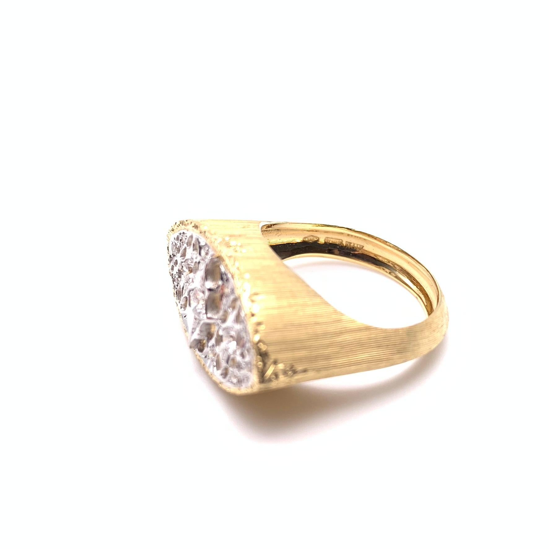 Questo anello farà sicuramente girare la testa al tuo prossimo evento o alla tua prossima uscita! È un modello che si fa notare, pur mantenendo elementi classici che gli conferiscono charme e lucentezza. Questo pezzo è stato realizzato a mano da un