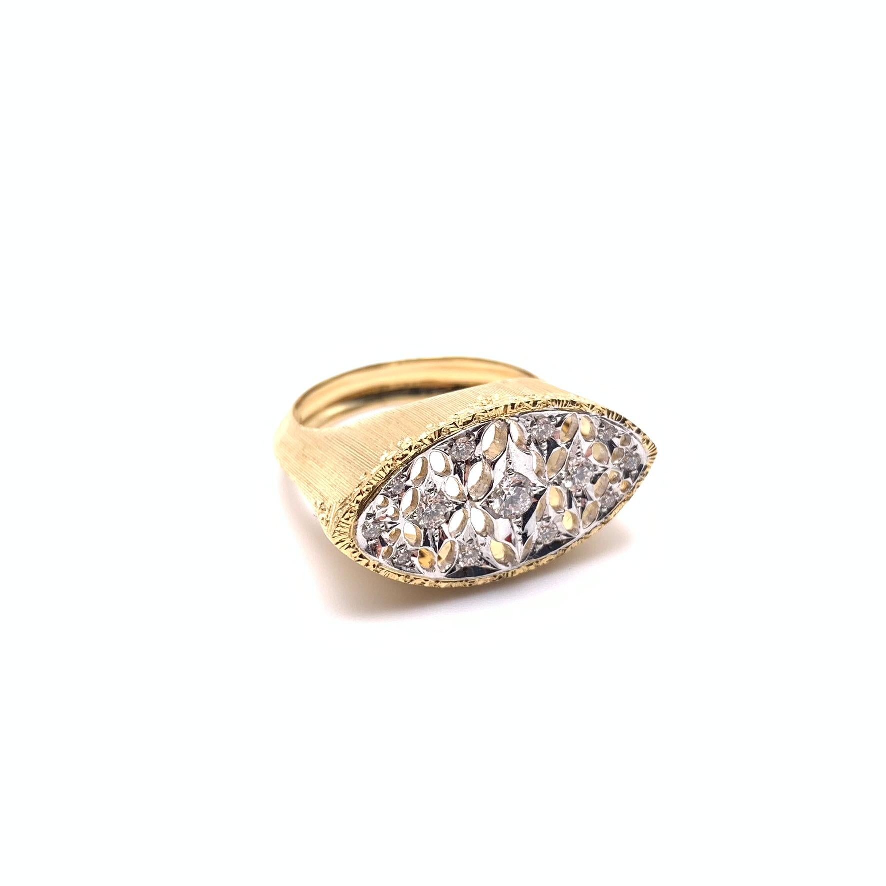 Revival Anello Florentine 18KT con incisione da est a ovest e reticolo di diamanti in vendita