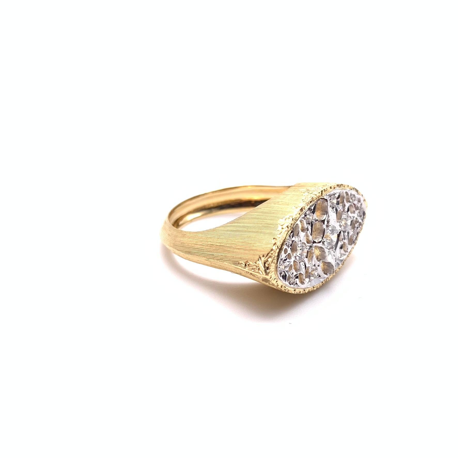 Donna Anello Florentine 18KT con incisione da est a ovest e reticolo di diamanti in vendita