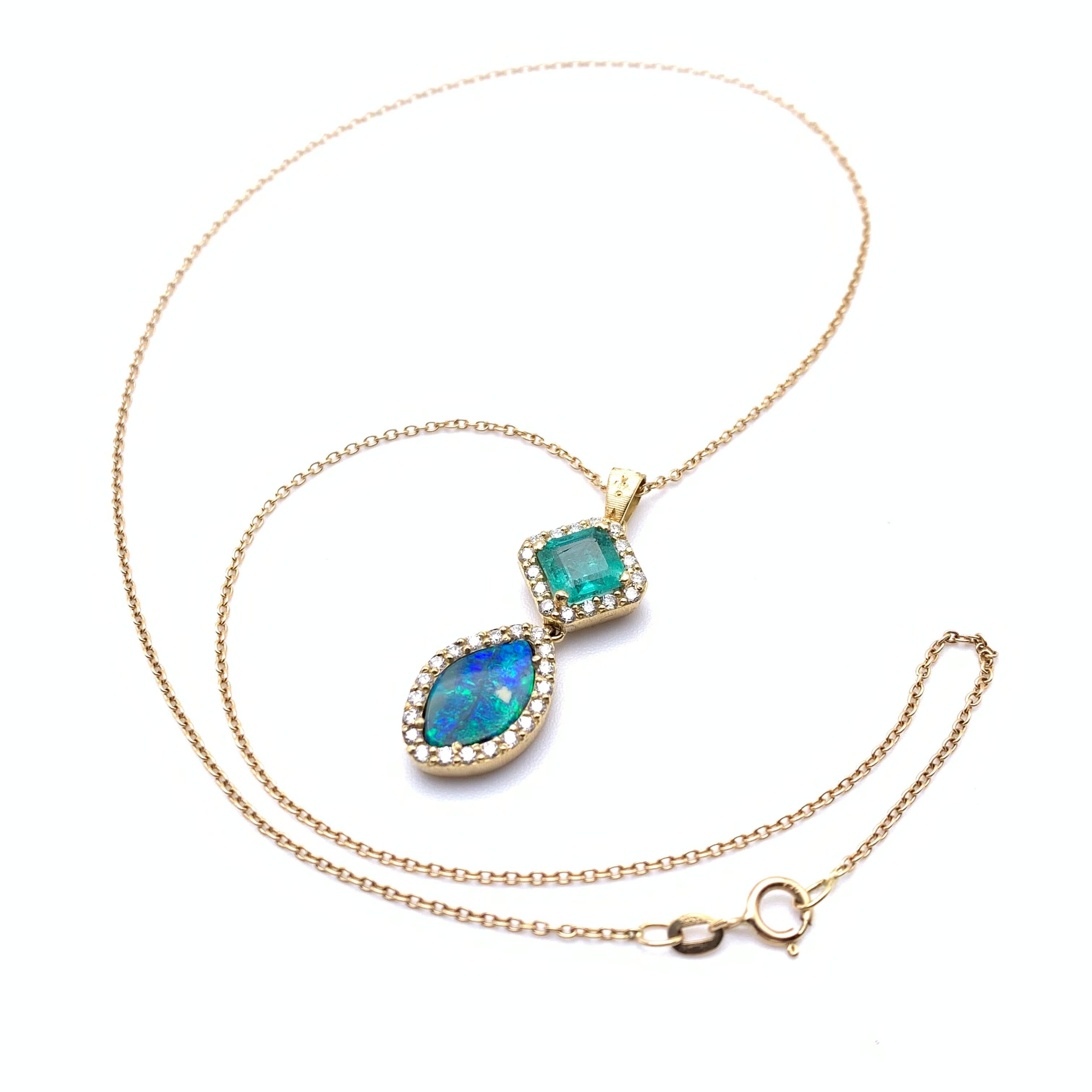 Questa bellissima collana è stata realizzata a mano da un orafo multigenerazionale a Firenze, in Italia. È ricca di dettagli, una tecnica di intaglio sinonimo di Firenze che viene praticata da oltre 600 anni. 

Questo pezzo è incastonato in oro