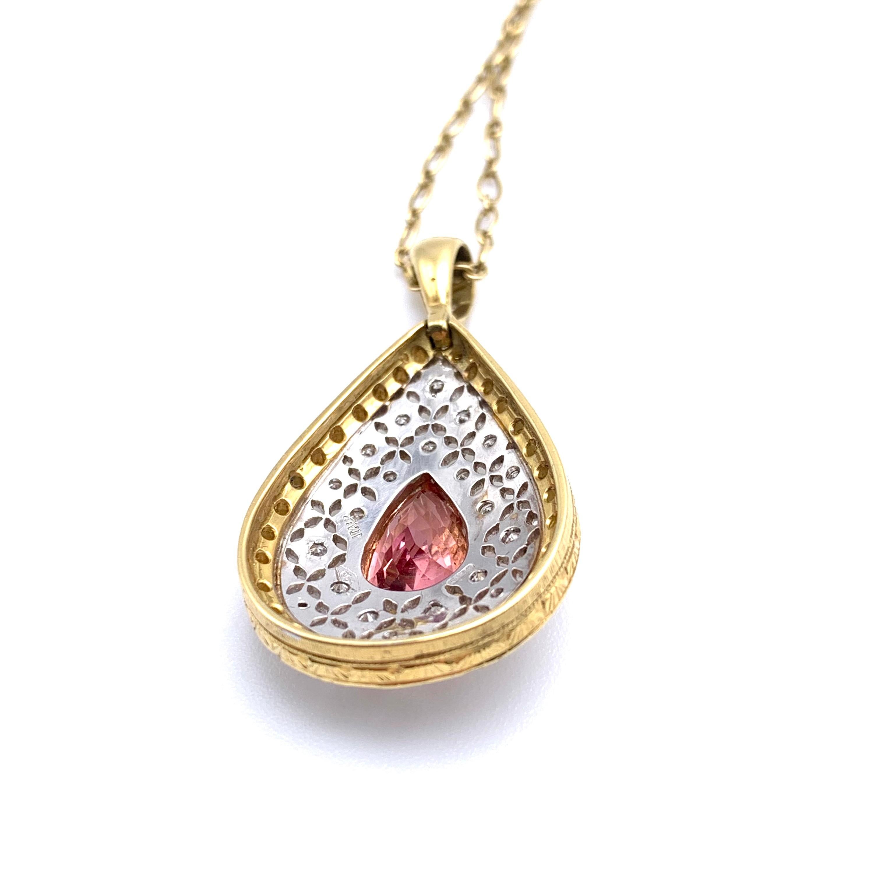 Taglio a goccia Ciondolo a forma di Topazio Imperiale inciso in 18KT Florentine in vendita
