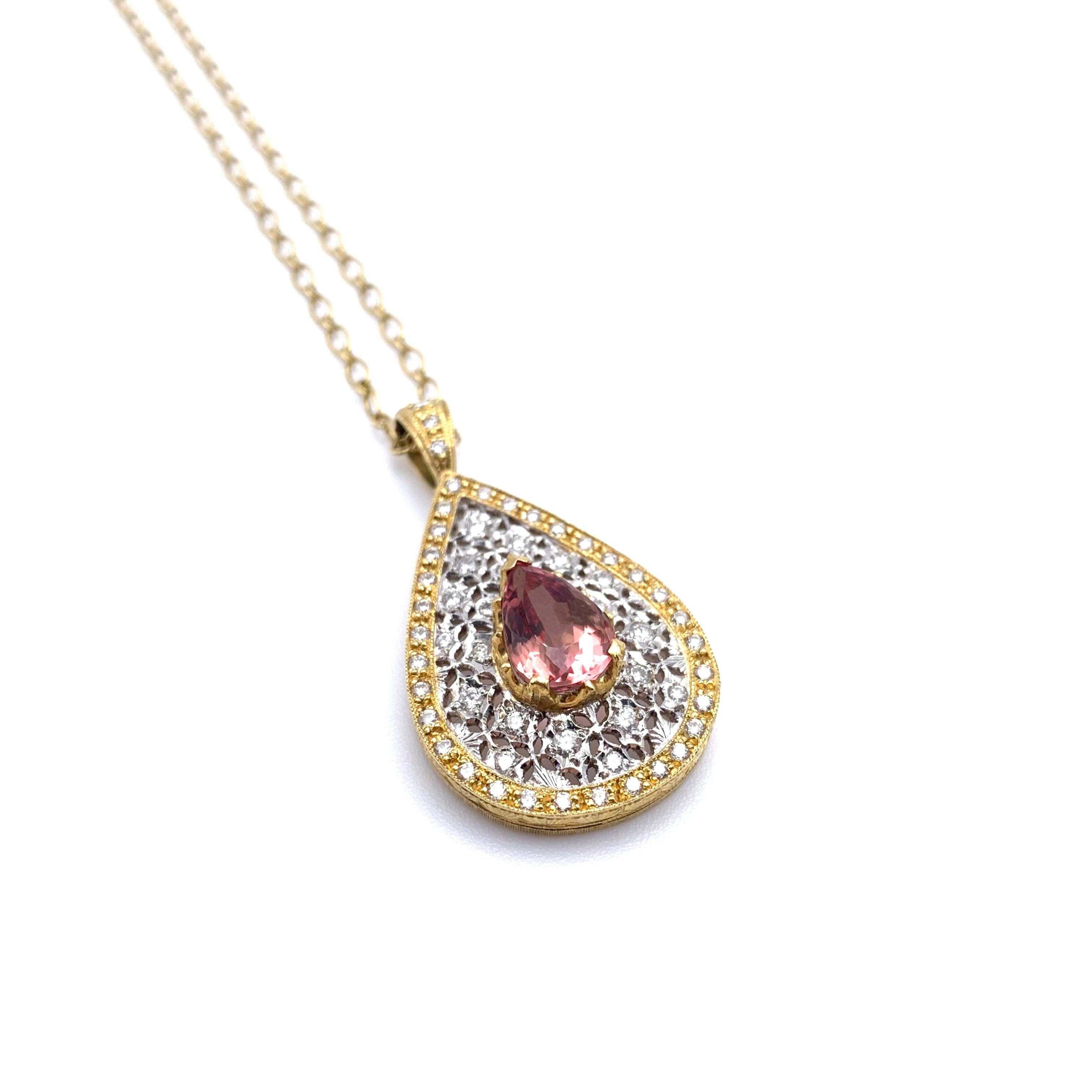 Donna Ciondolo a forma di Topazio Imperiale inciso in 18KT Florentine in vendita