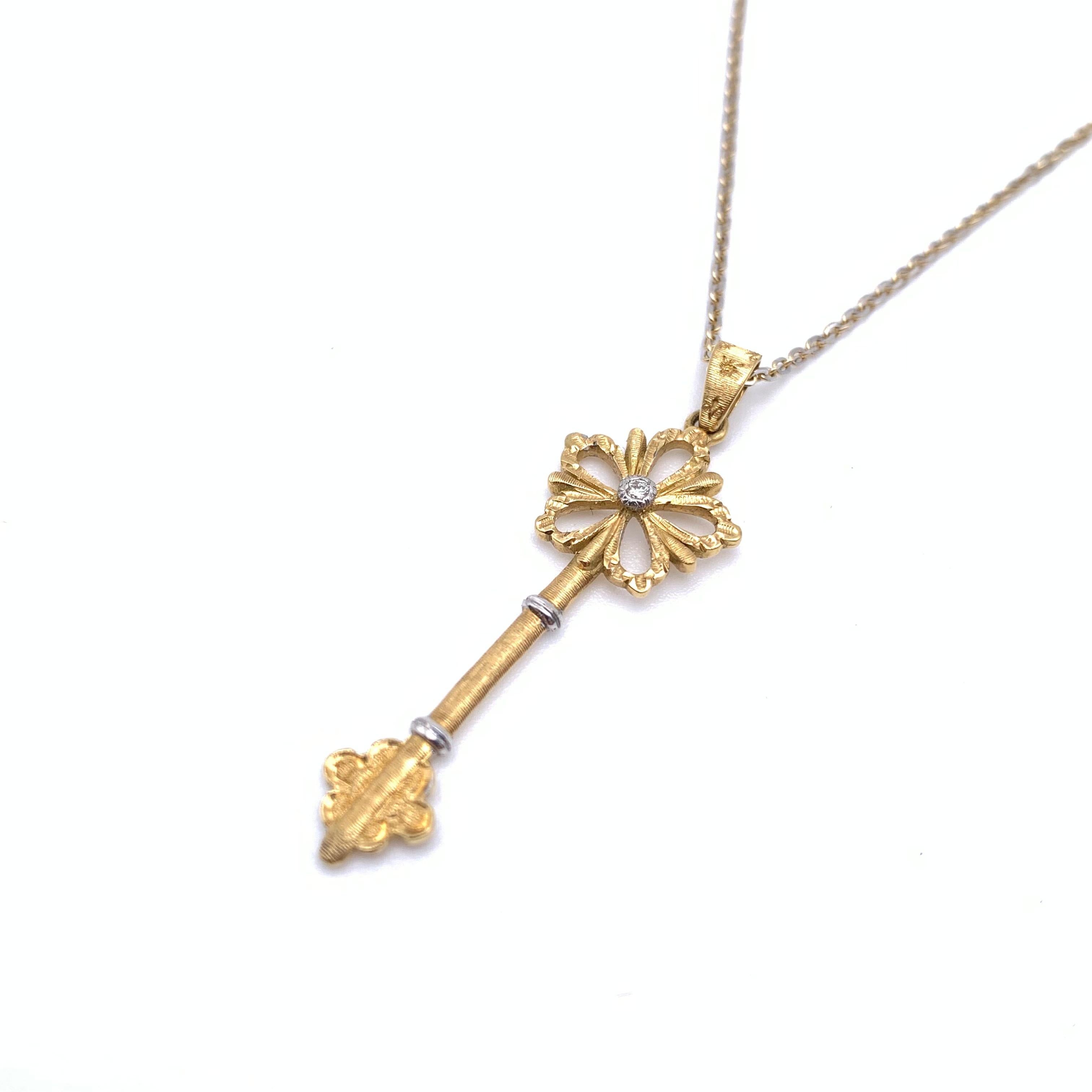 Questo dolce ciondolo a forma di chiave è stato realizzato a mano da un gioielliere di famiglia fuori Firenze, in Italia. È incastonato in oro giallo massiccio da 18 carati con abbellimenti in oro bianco su tutti i dettagli della chiave. Ogni linea