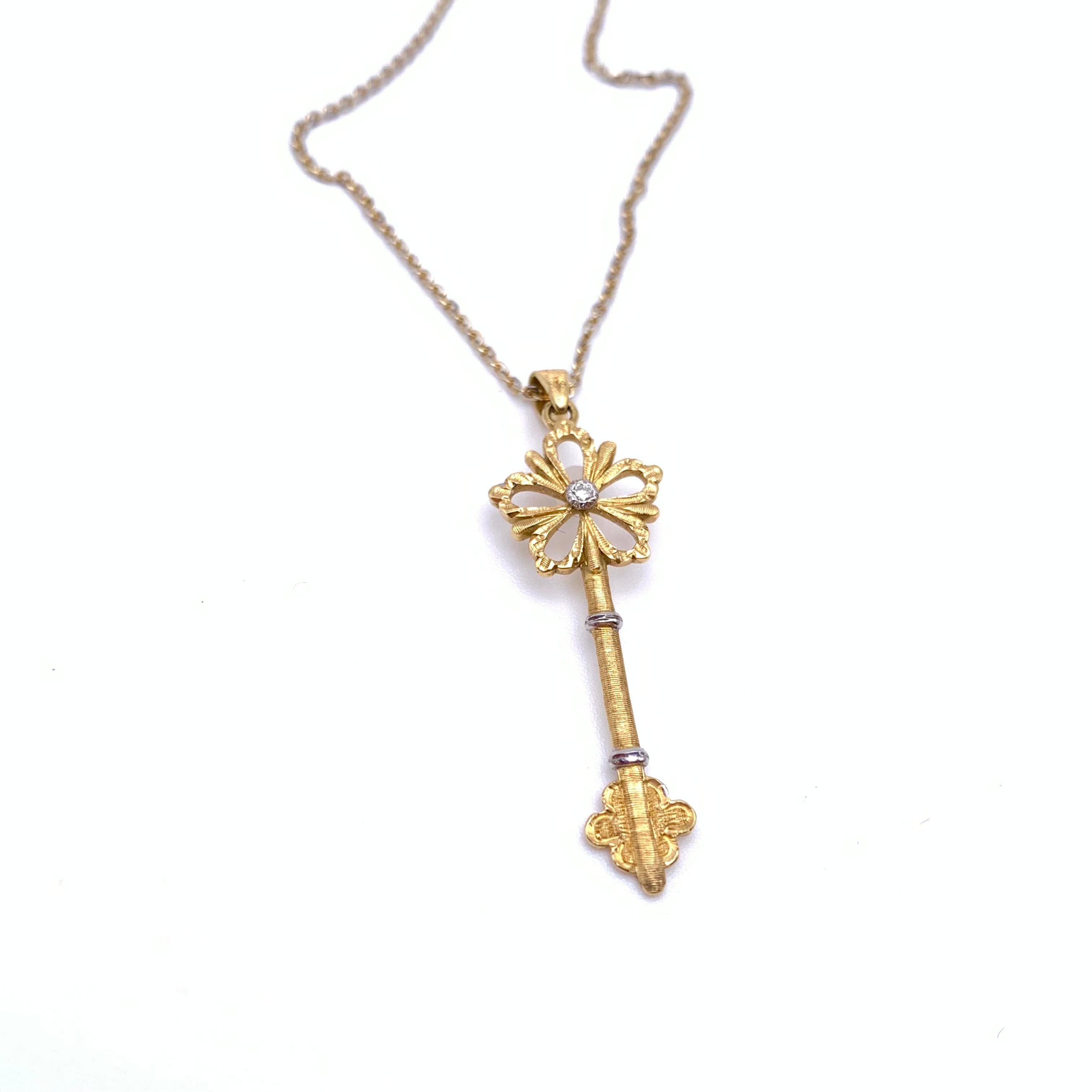 Donna Ciondolo con chiave incisa Florentine 18KT con catena in vendita