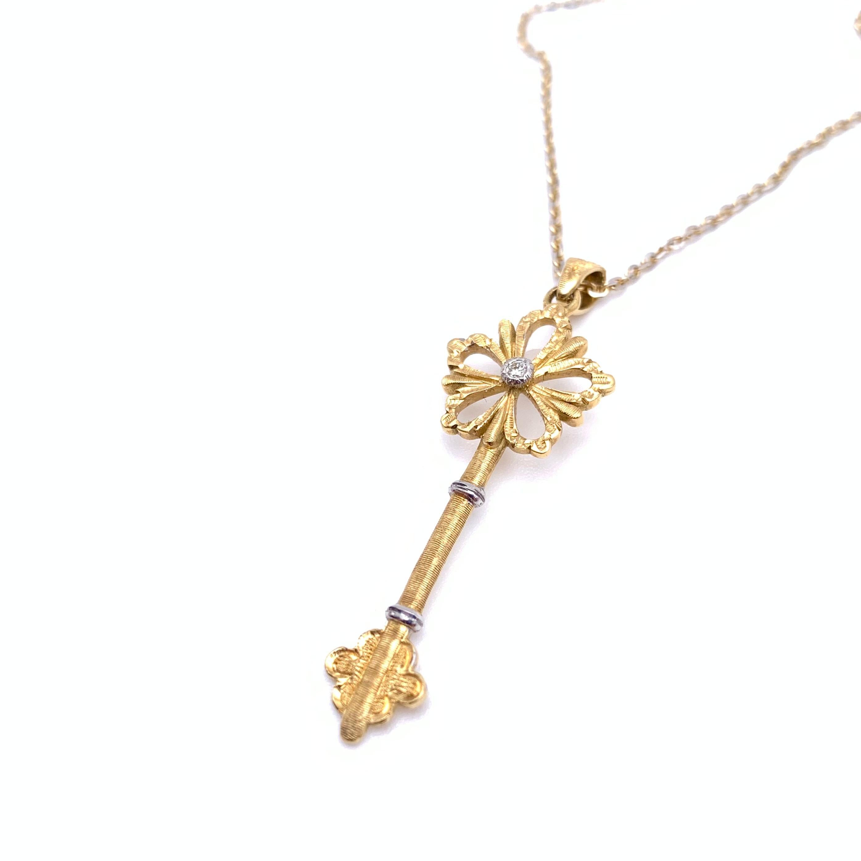 Ciondolo con chiave incisa Florentine 18KT con catena in vendita 1