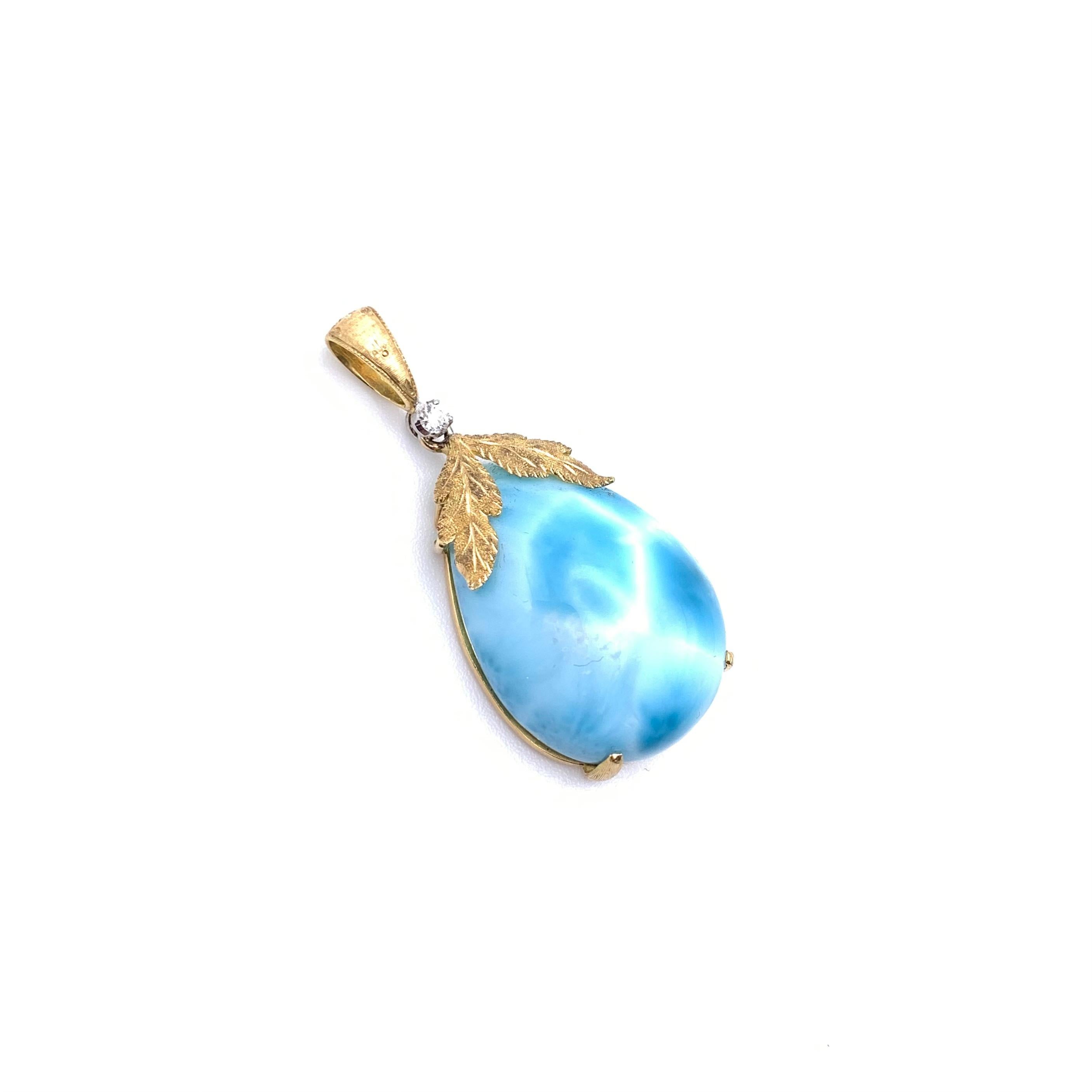 Pendentif en Larimar gravé 18KT Florentine Bon état - En vente à Lynchburg, VA