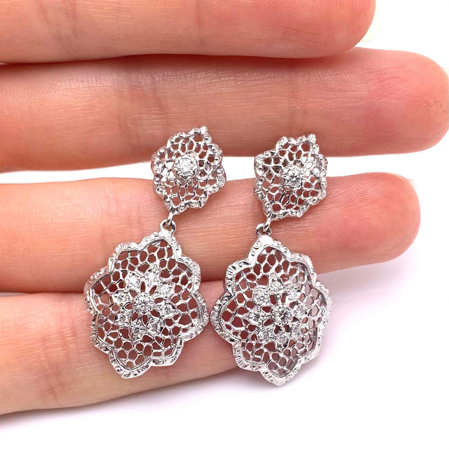 Questi orecchini regali sono ricchi di delicati reticoli e diamanti scintillanti! Questa parure è stata realizzata a mano da un gioielliere di famiglia fuori Firenze, in Italia, e ogni dettaglio è stato intagliato individualmente. Questa tecnica di