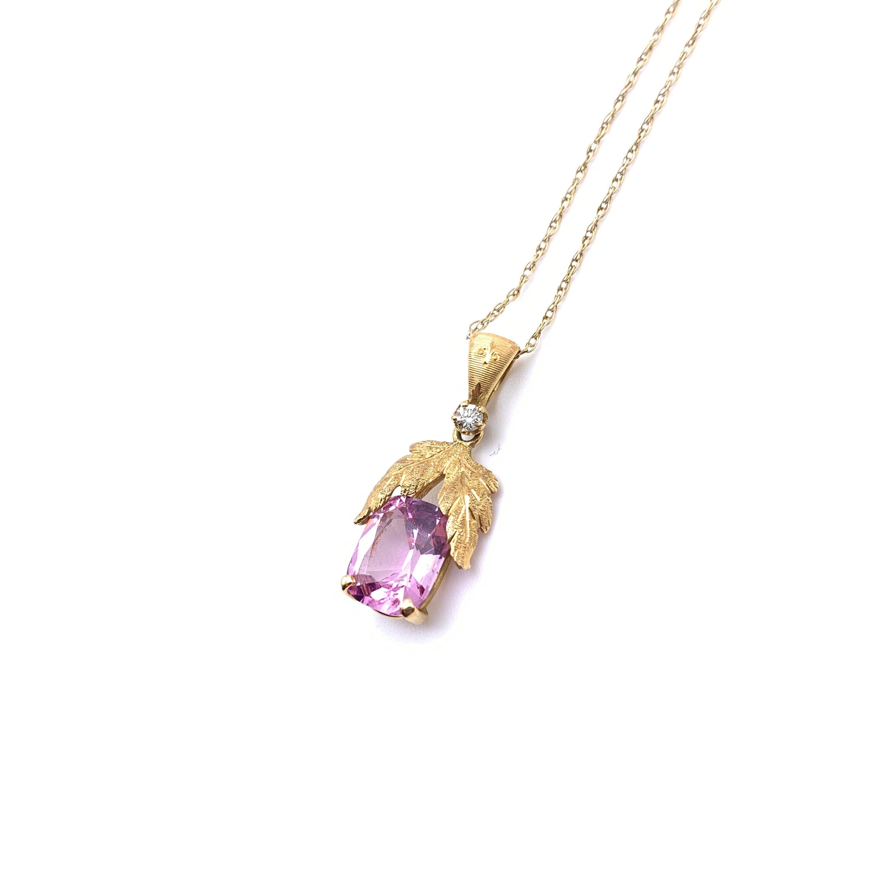 Taglio cuscino Collana con Spinello Rosa e Diamante incisa in 18KT Florentine in vendita