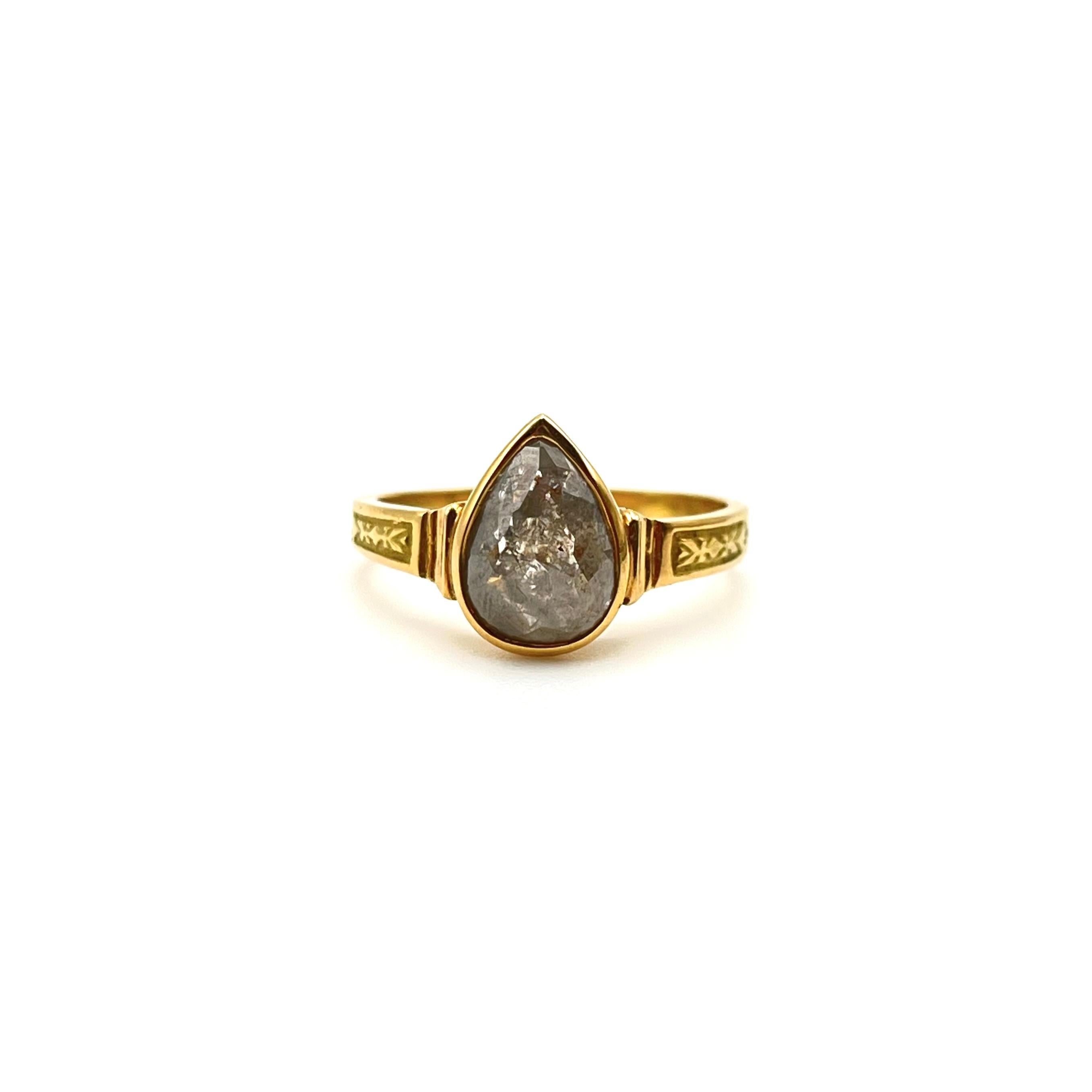 Dieser Ring ist eine romantische, organische Variante eines klassischen Diamantrings. Er wurde von einem New Yorker Juwelier handgefertigt und ist in massivem 18-karätigem Gelbgold gefasst. Der Mittelstein ist ein natürlicher
