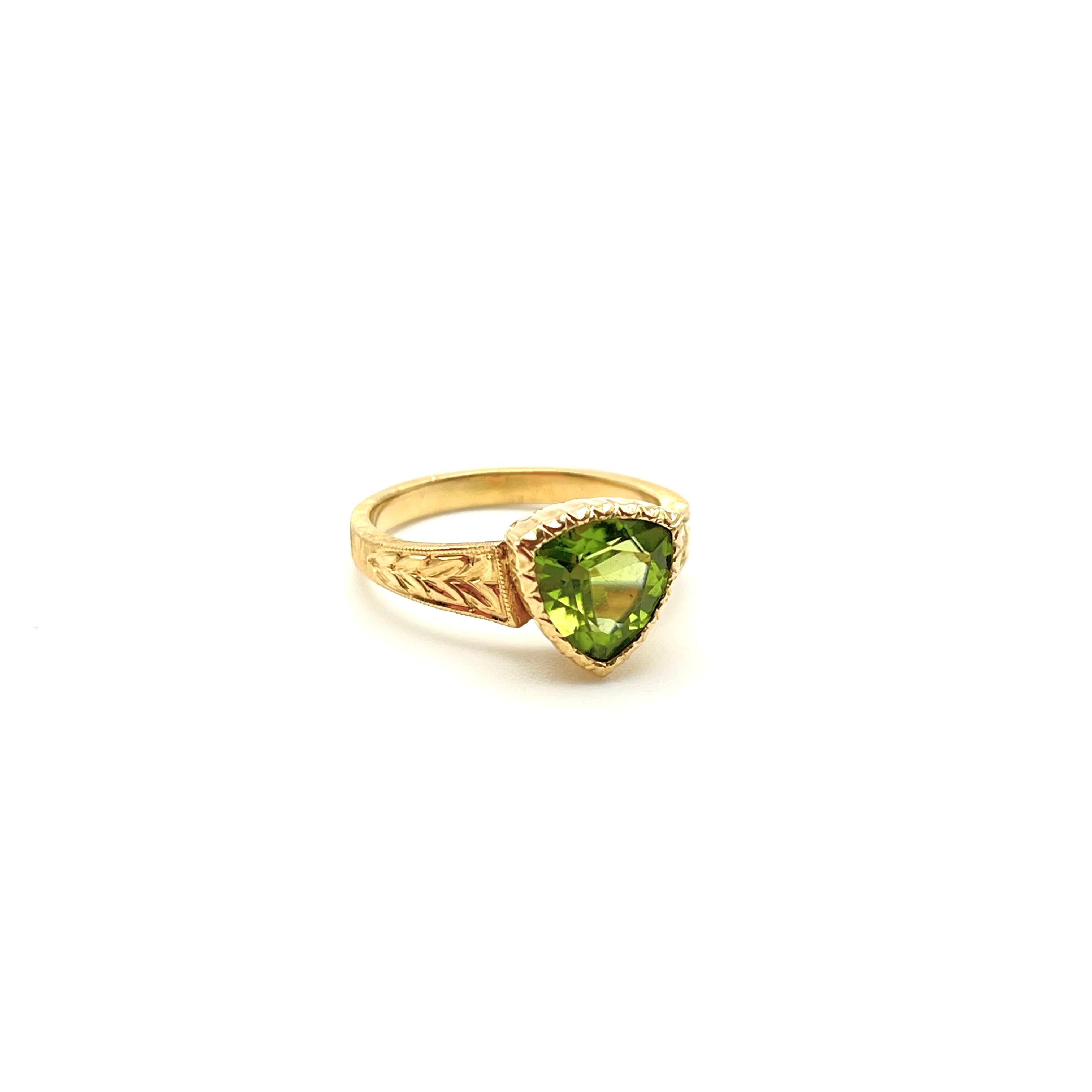 Anello con peridoto trillion inciso Florentine 18 carati in vendita 4