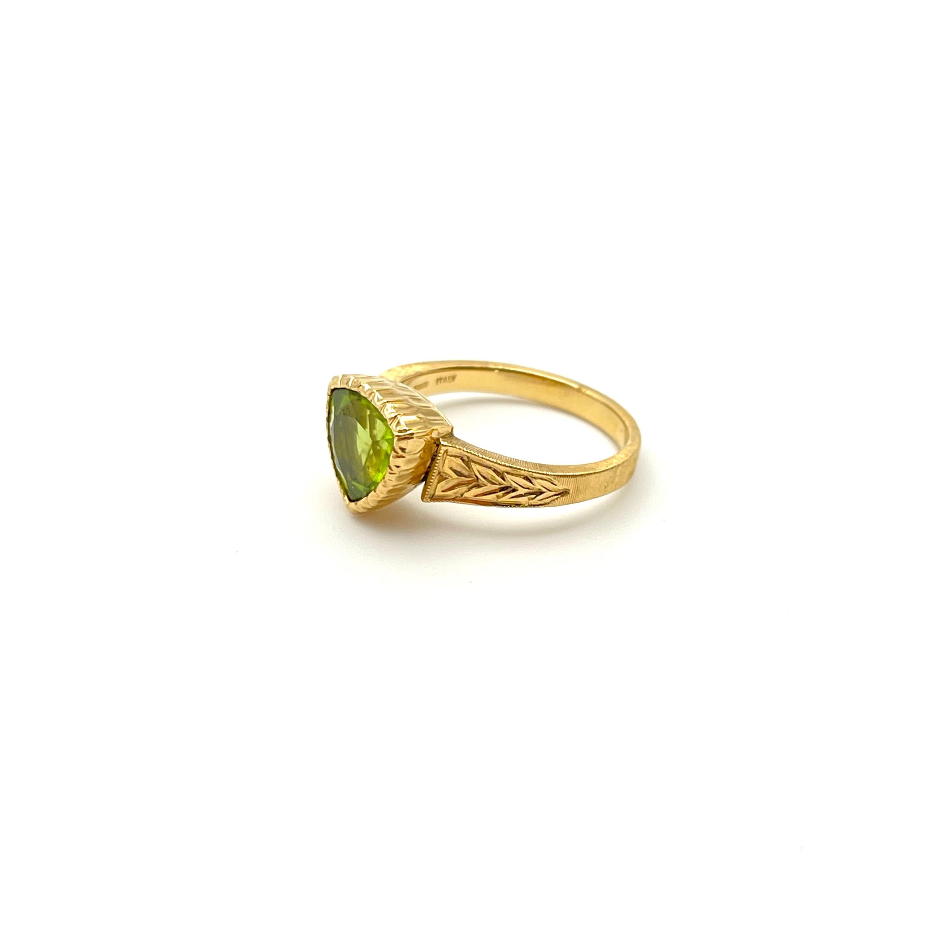 Anello con peridoto trillion inciso Florentine 18 carati in vendita 5