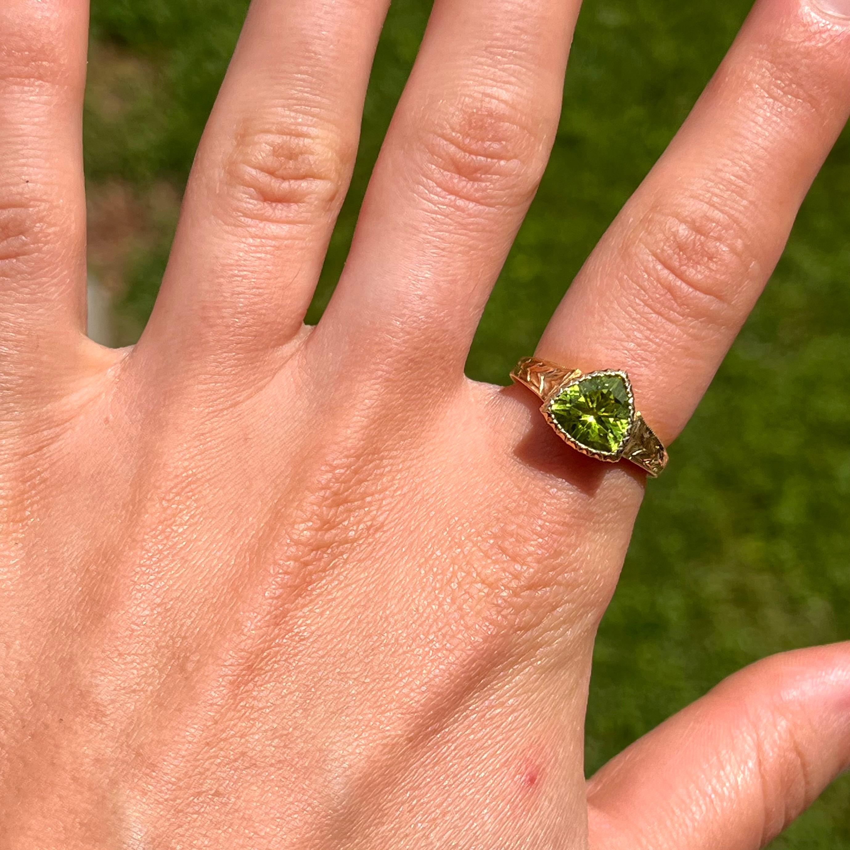 Questo bellissimo anello fatto a mano proviene da un gioielliere di famiglia fuori Firenze, in Italia. È incastonato in un caldo oro giallo da 18 carati, come indicato all'interno del gambo. La pietra centrale è incastonata in un dolce castone