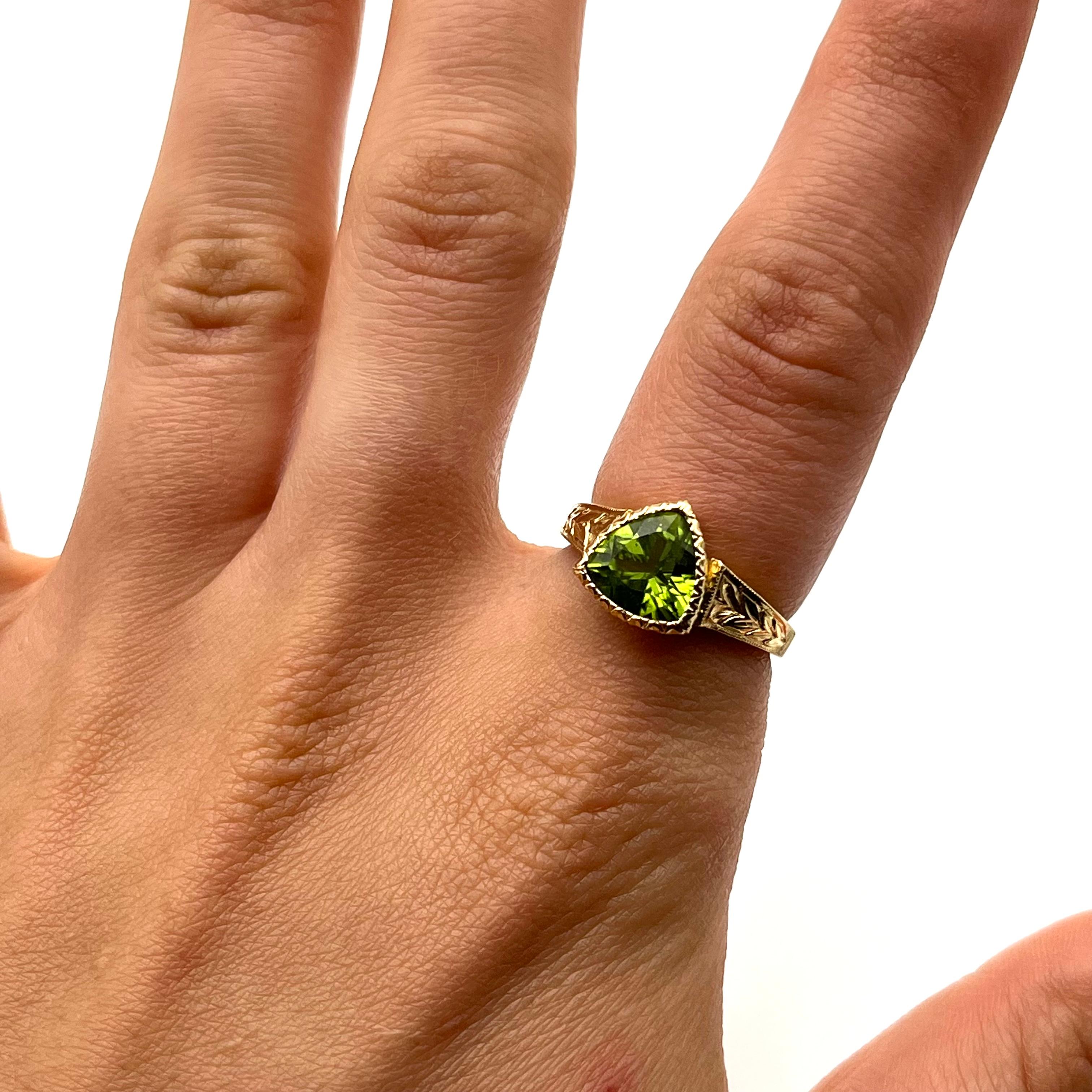 Neoetrusco Anello con peridoto trillion inciso Florentine 18 carati in vendita