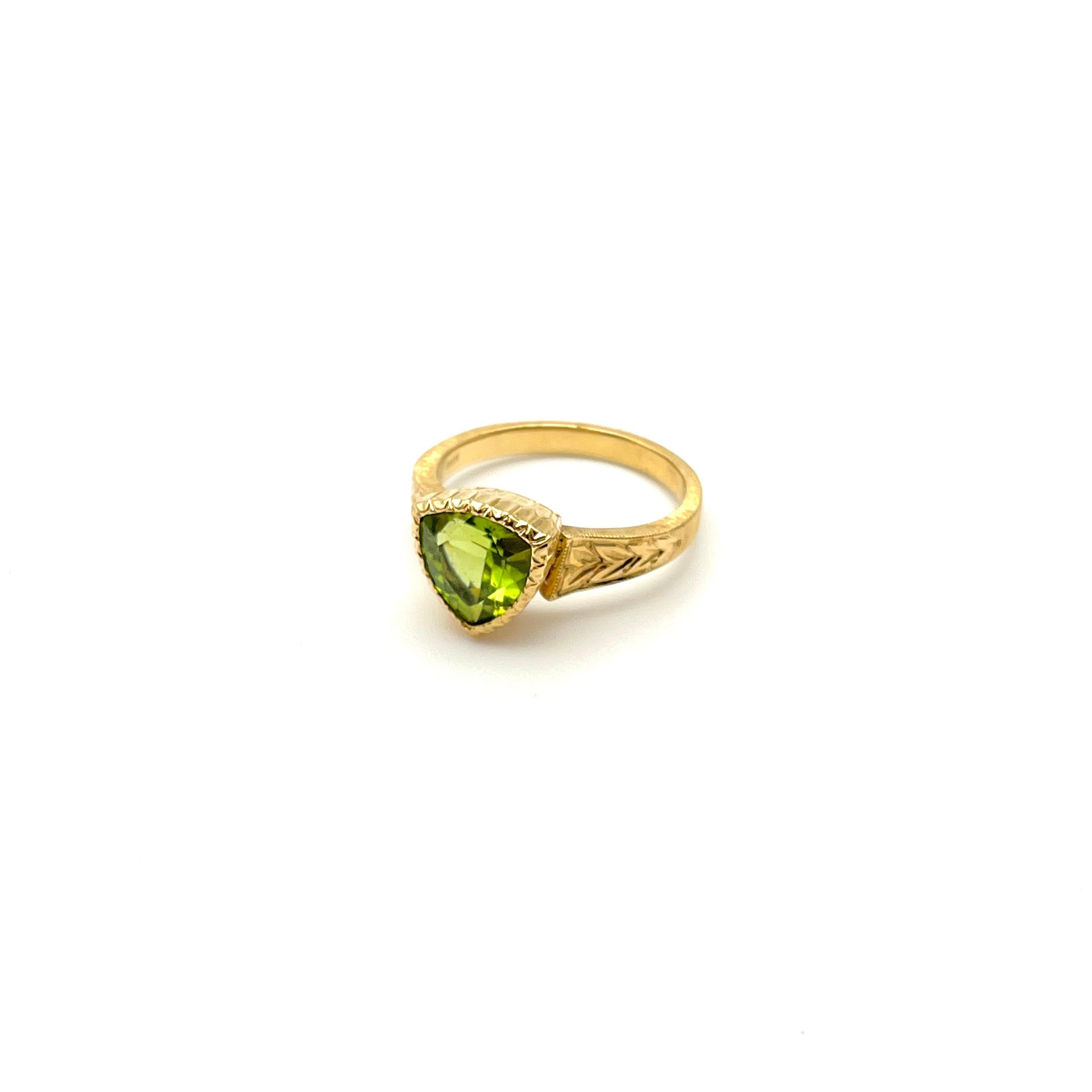 Taglio trillion Anello con peridoto trillion inciso Florentine 18 carati in vendita
