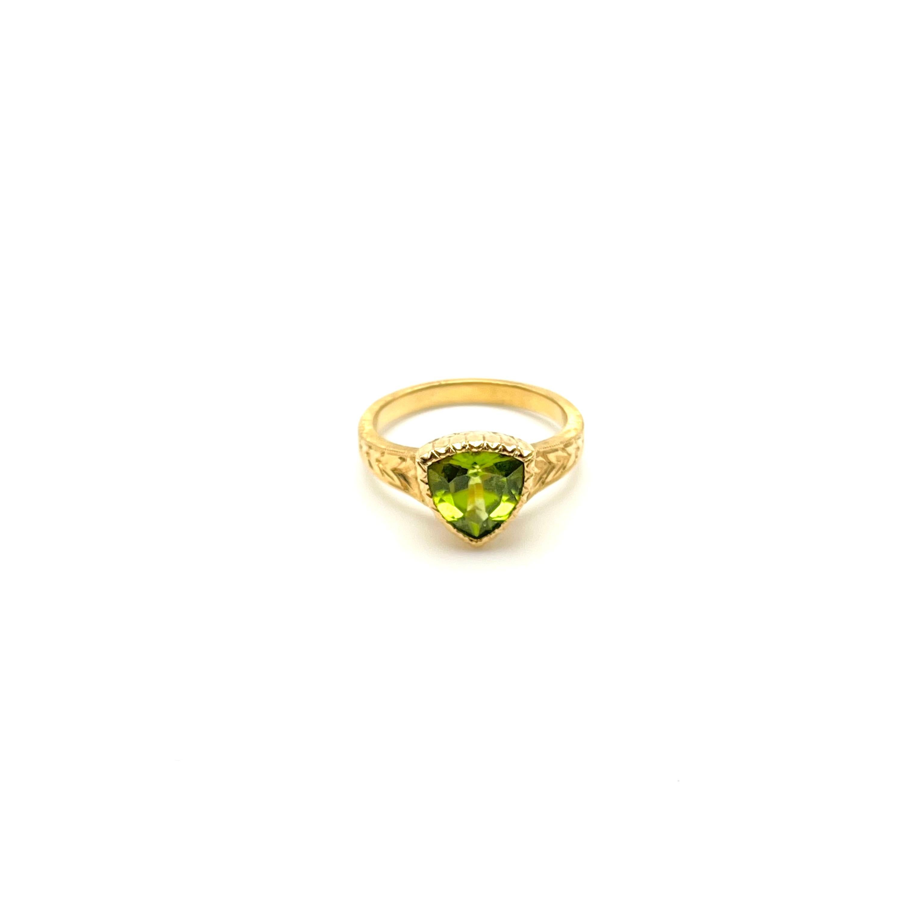Anello con peridoto trillion inciso Florentine 18 carati In condizioni ottime in vendita a Lynchburg, VA