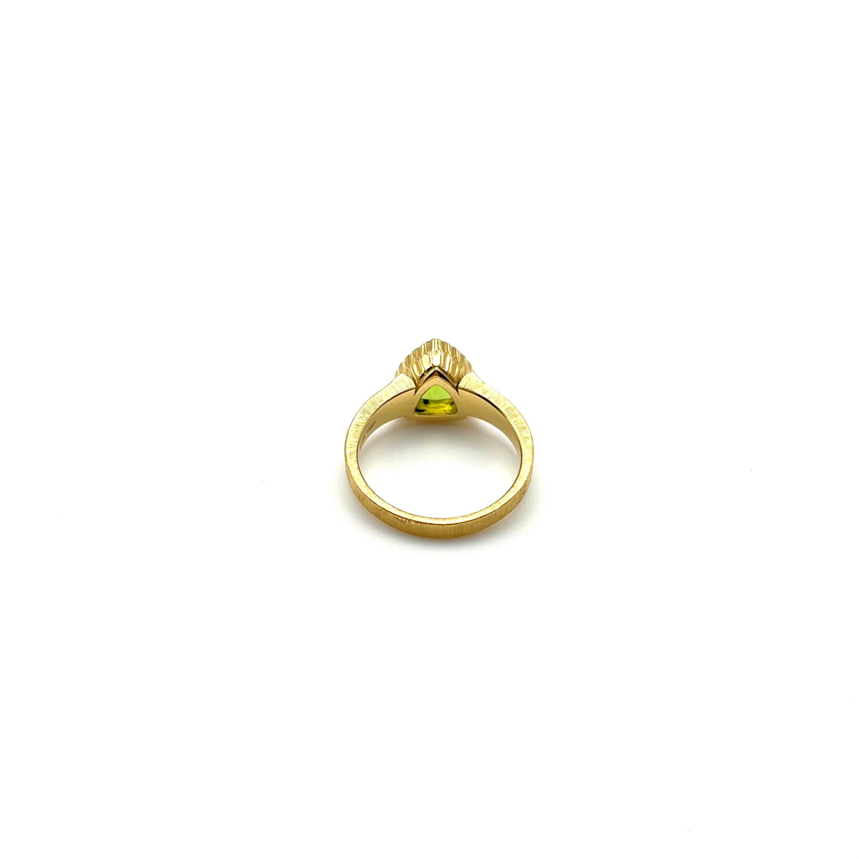 Anello con peridoto trillion inciso Florentine 18 carati in vendita 1