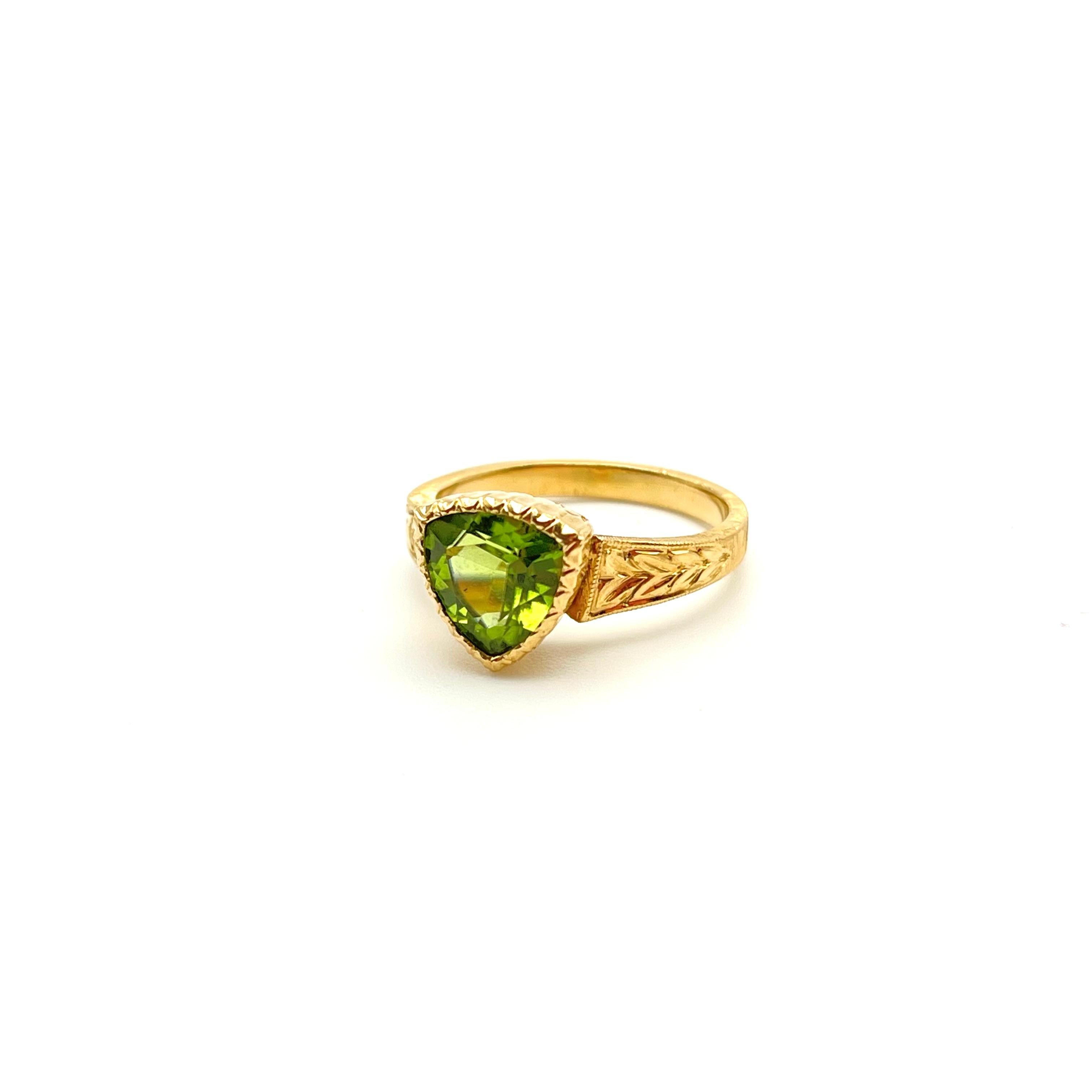 Anello con peridoto trillion inciso Florentine 18 carati in vendita 3