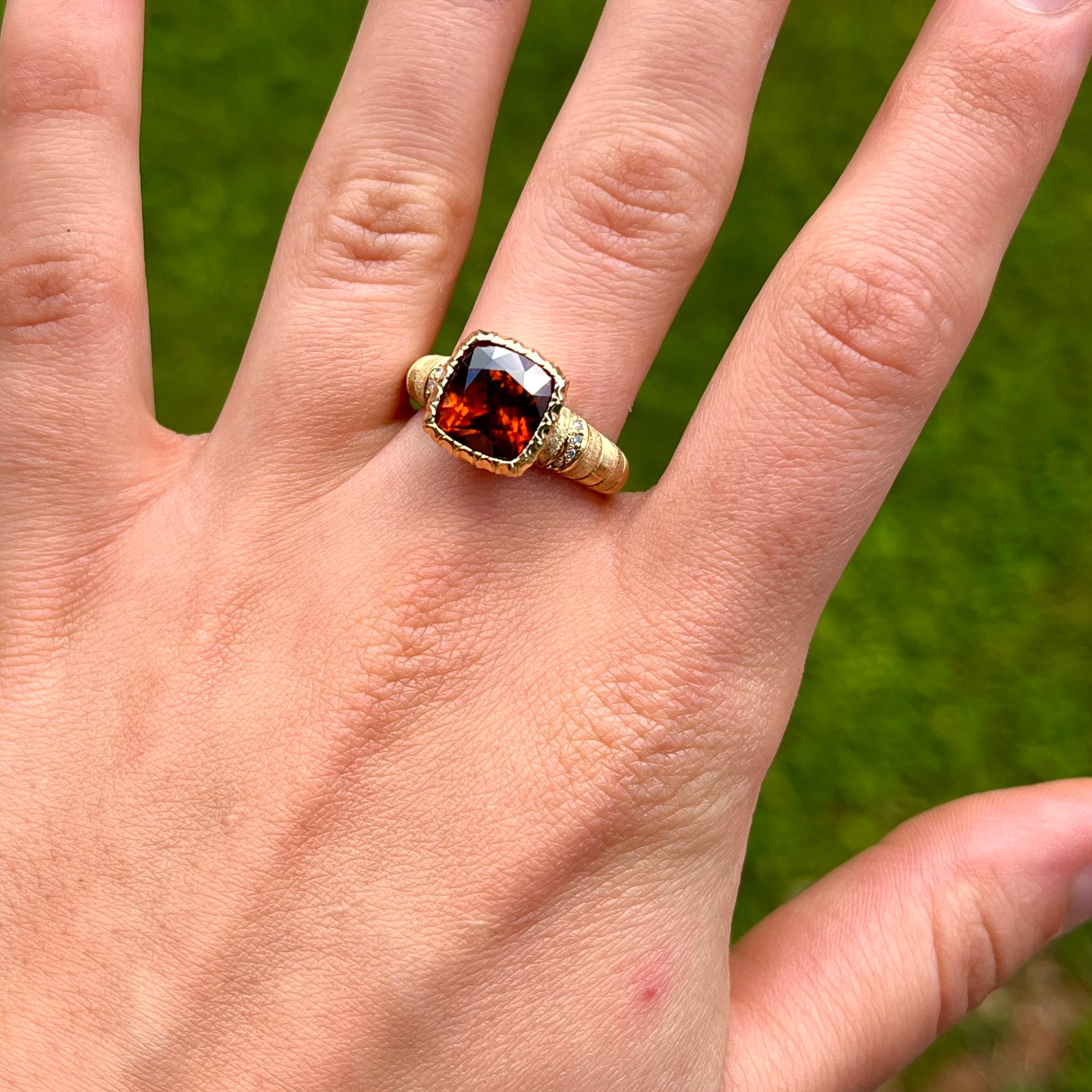 Dieser wunderschöne, handgefertigte Ring stammt von einem Familienjuwelier außerhalb von Florenz, Italien. Sie ist reich an warmen Farben und königlichen Details, und jede einzelne Linie wird von Hand entlang des Schafts eingraviert, um ihr einen