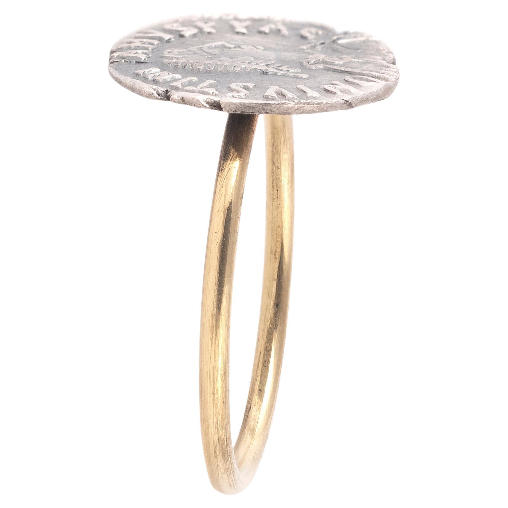 Giustiniano I, imperatore bizantino, 527-565. Moneta d'argento mezza siliqua.
Iscrizione:
DNIVSTINI ANVS[ ]
Design:
Busto a destra, con diadema e paludamentum

Sul retro 
Iscrizione:
[C]ONOS, VOT MVLT HTI
Design:
Ghirlanda di alloro

Montato in oro