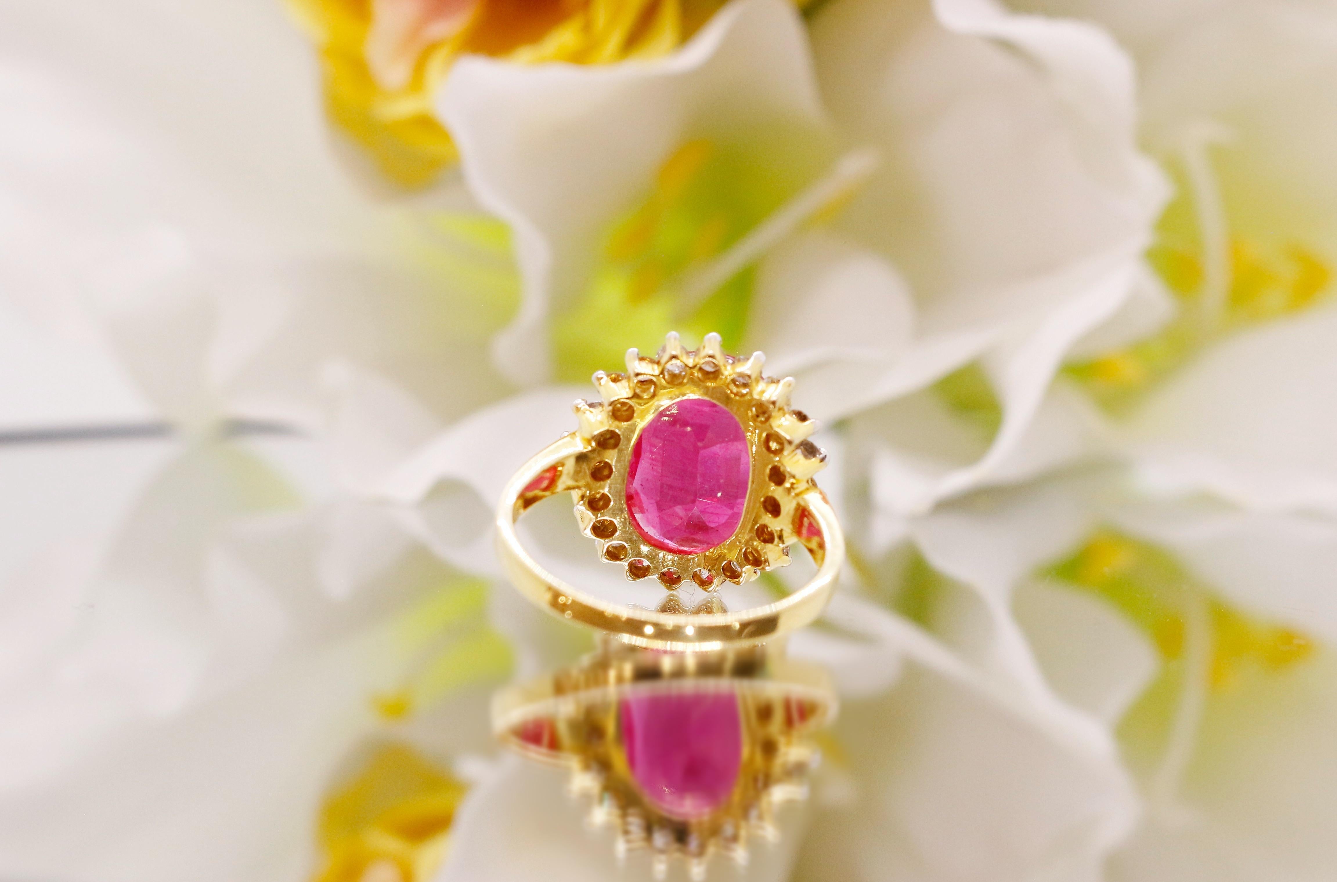 18Kt Gold 10 Ct Ruby Diamond Halo Ring - Luxury Engagement Ring In New Condition For Sale In Fukuoka City, Fukuoka