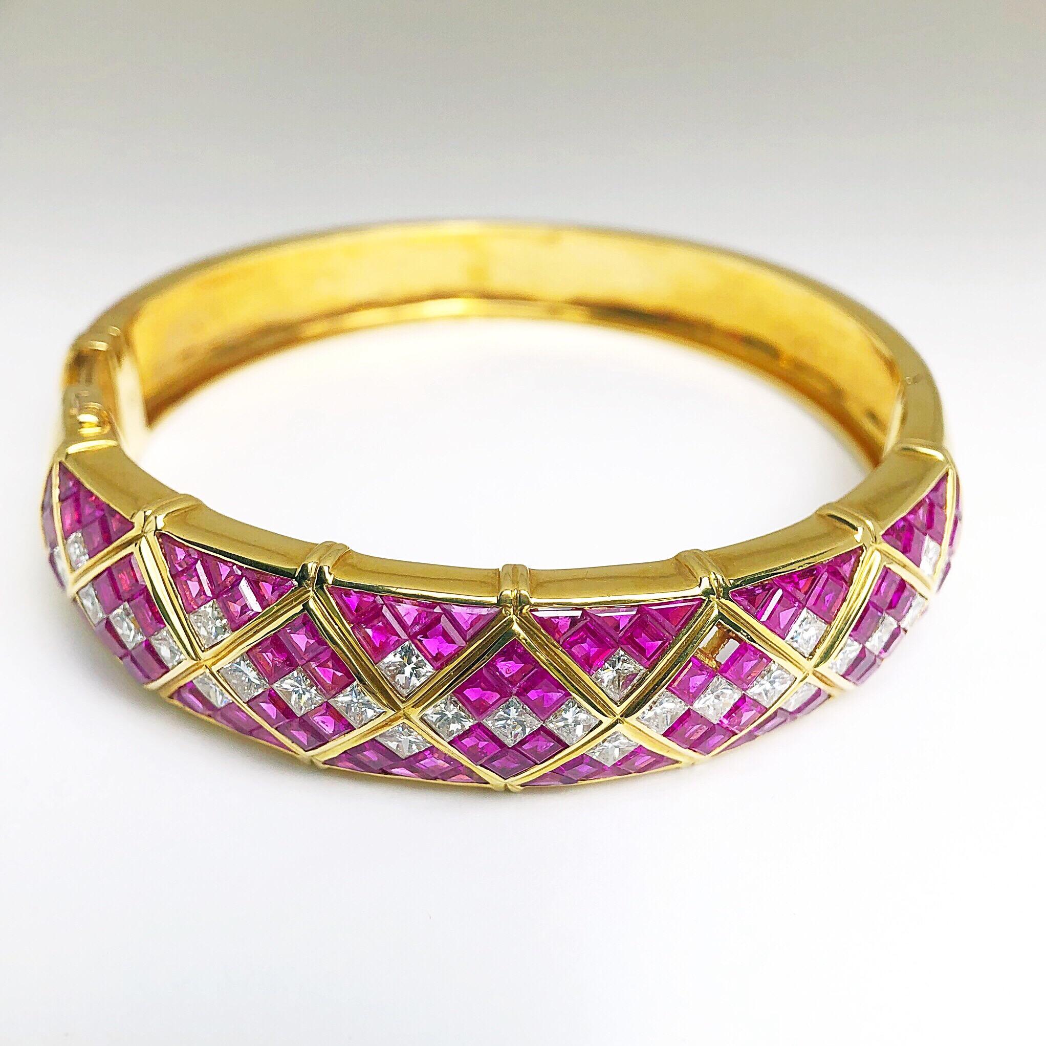 Entworfen mit 10,35 Karat rosa Saphiren im Quadratschliff und 3,91 Karat weißen Saphiren im Prinzessschliff  Diamanten, bleibt dieses Vintage-Armband zeitlos. Das aus 18 Karat Gelbgold gefertigte Armband misst 2 3/8