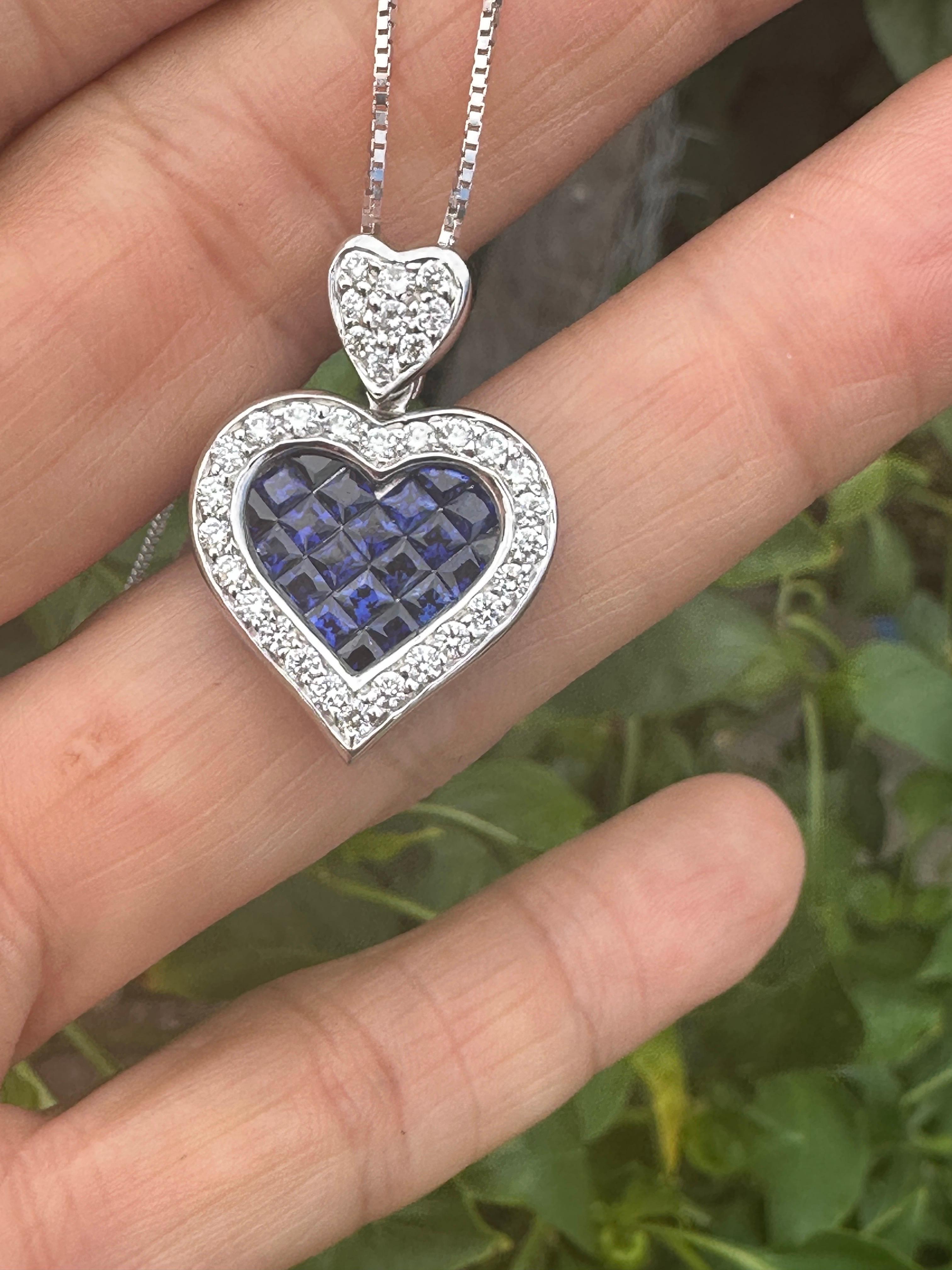 Fabriqué avec une précision experte, ce pendentif et chaîne en forme de cœur en saphir et diamant de 2,50 carats 18kt comporte un pendentif en forme de cœur de 1,07