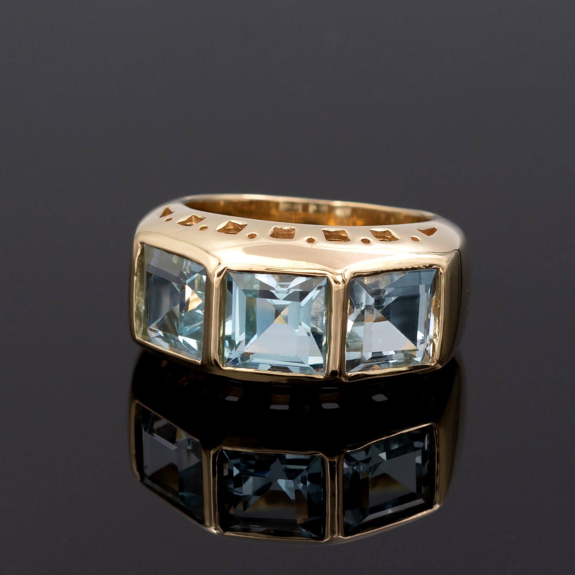 Contemporary 18 Karat Gold and Aquamarine Ring