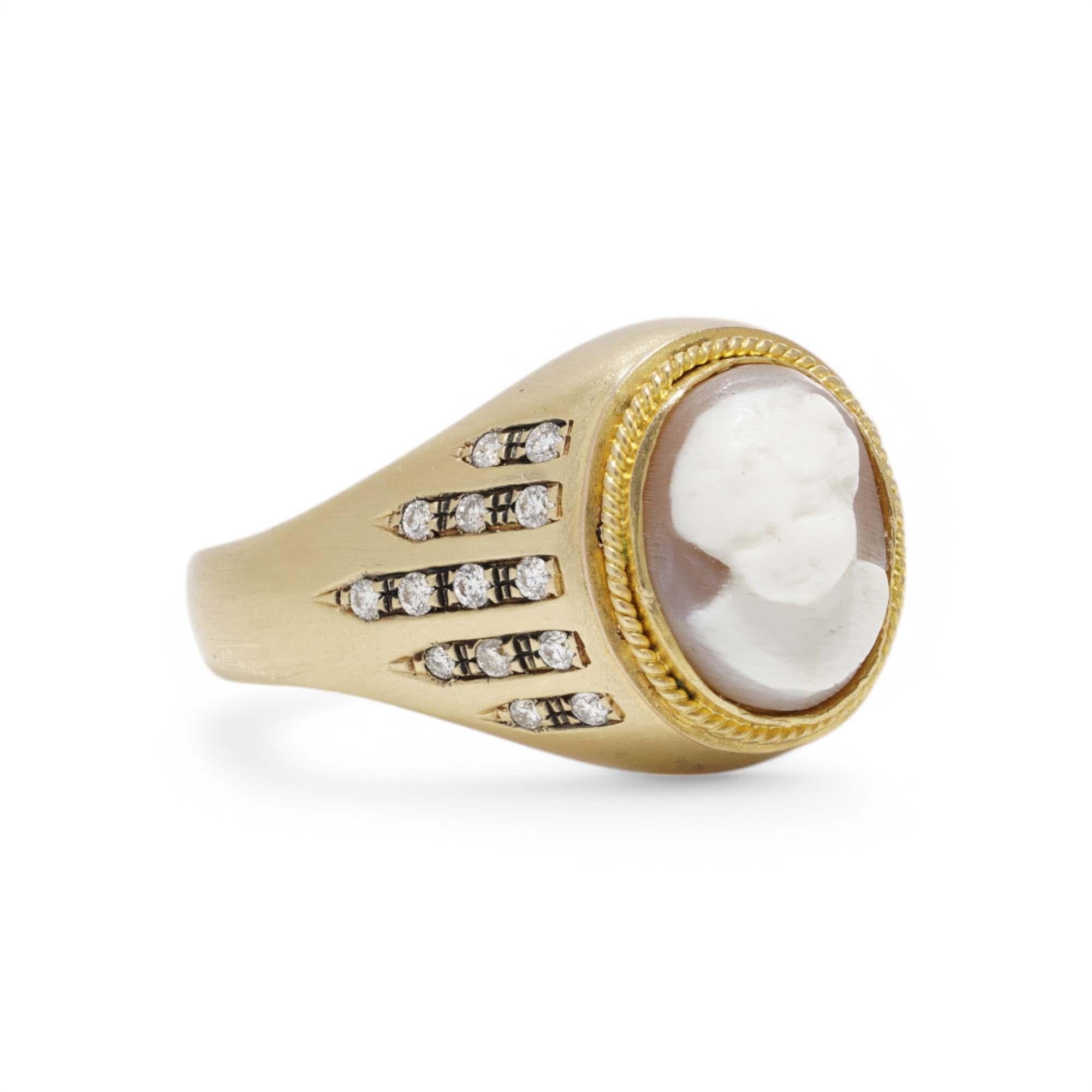 18kt Gold and Carved Cameo Ring In Good Condition For Sale In Braintree, GB