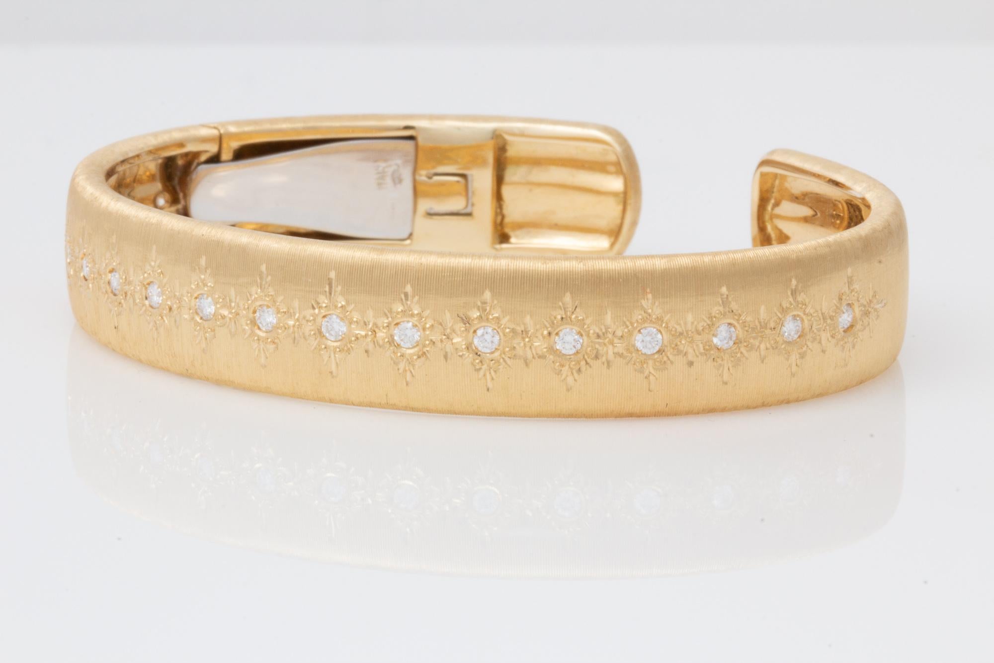 Armband aus 18 Karat Gold und Diamanten mit Florentine-Gravur, Crafted in Italy im Angebot 1