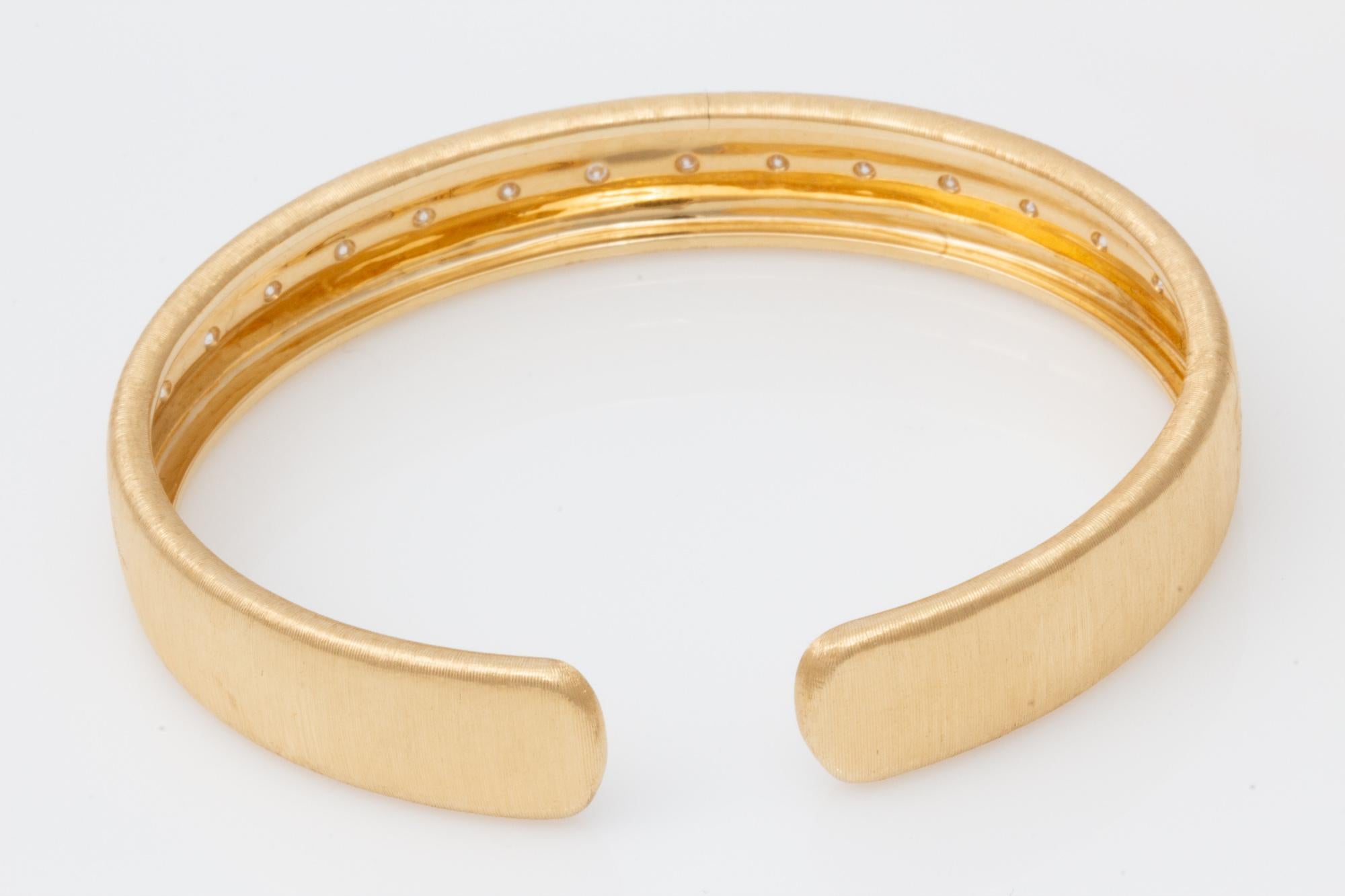 Armband aus 18 Karat Gold und Diamanten mit Florentine-Gravur, Crafted in Italy im Angebot 3