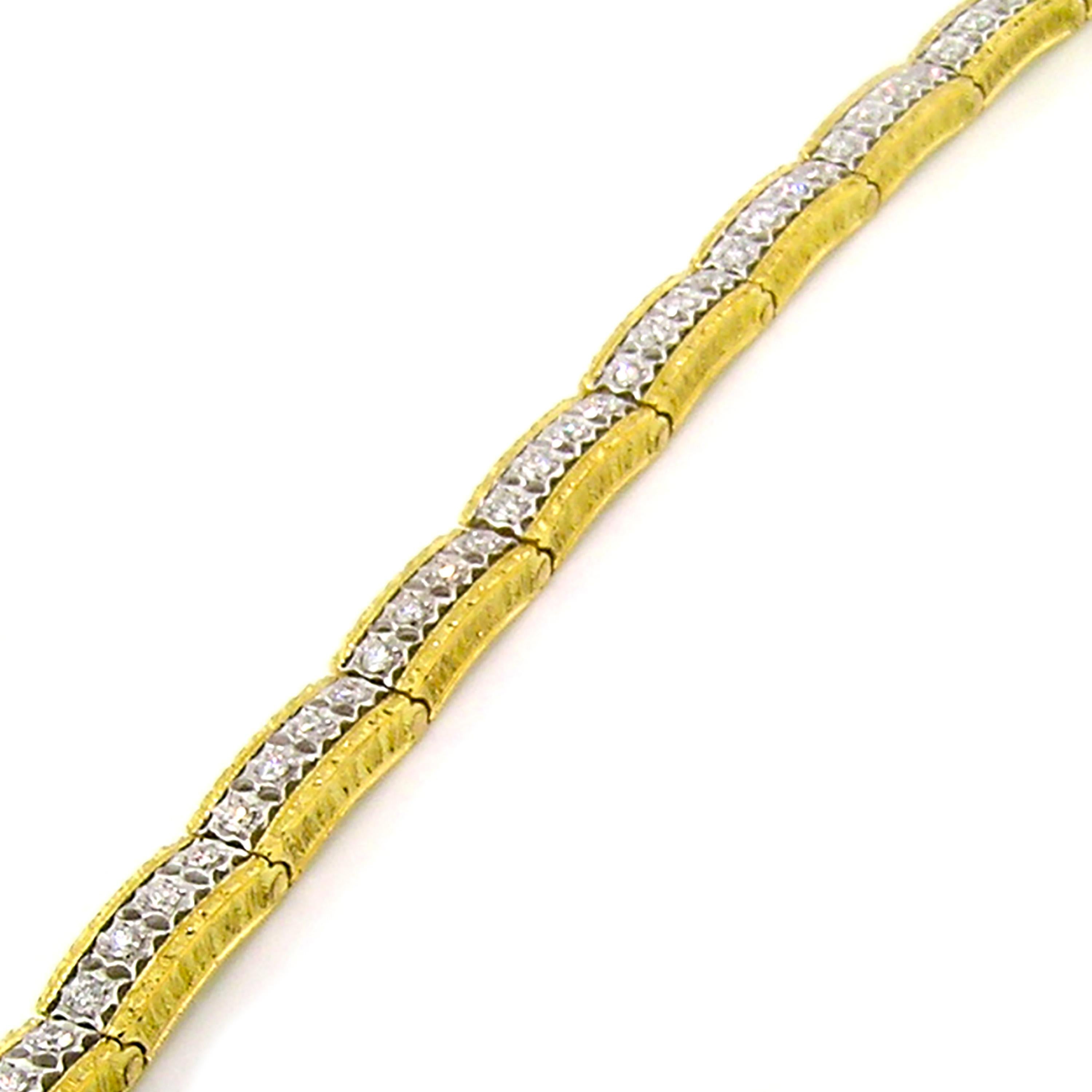 Round Cut 18kt Gold and Diamond Florentine Engraved Bracelet, Handmade in Italy For Sale