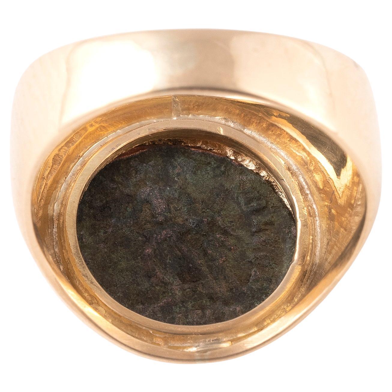 Byzantin Bague en or 18 carats et bronze byzantin ancien de type Follis Circa 527-565 D.C. en vente