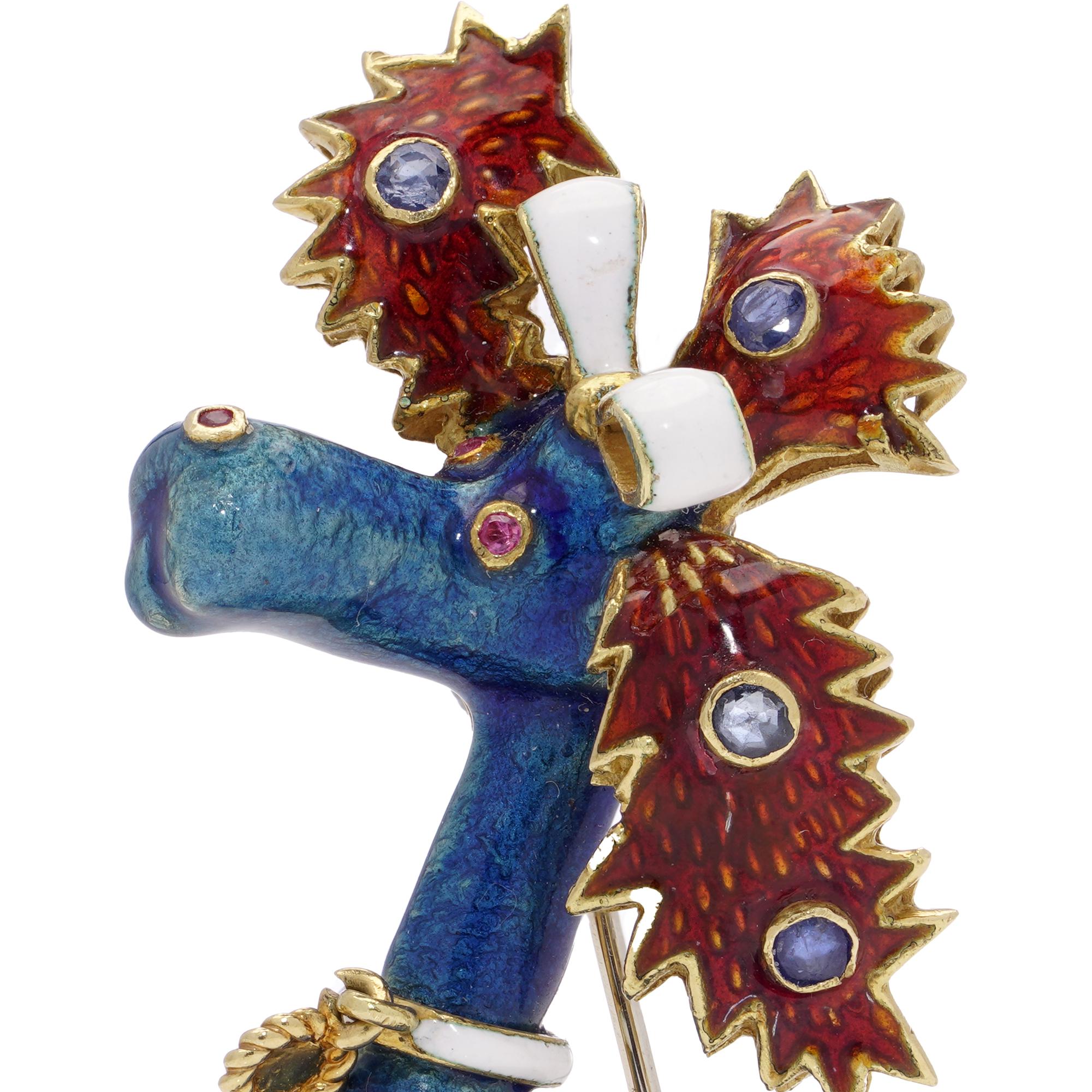 Broche vintage en or jaune 18kt et émail cloisonné, chien caniche fantaisiste, sertie de saphirs et de rubis.
Fabriqué en 1994

Cette charmante broche vintage, représente un chien caniche orné d'émail cloisonné. Le corps est d'un bleu profond et la