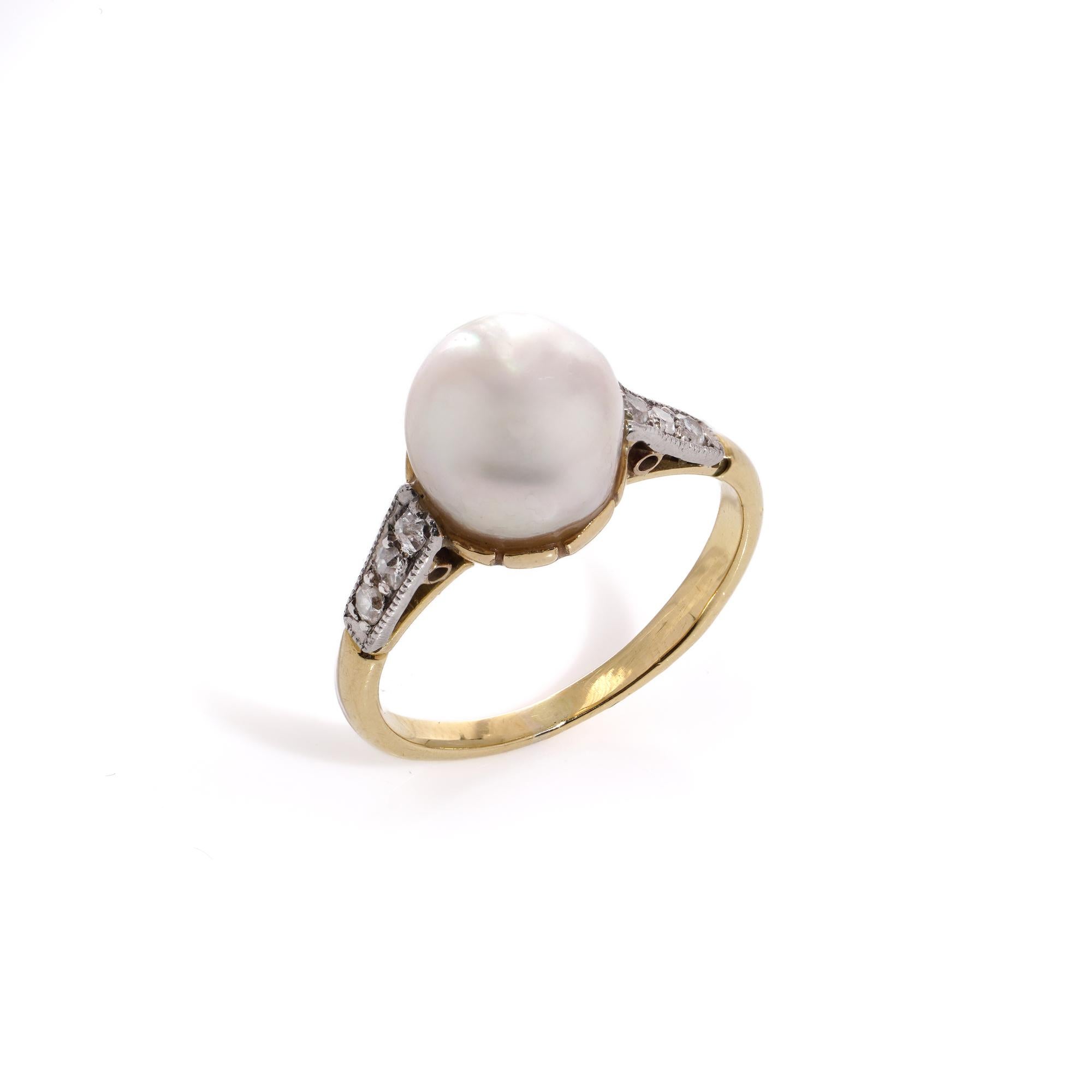 18kt. gold and Palladium Cultured Saltwater pearl and Diamond E 1/2 size ring  In Good Condition For Sale In Braintree, GB