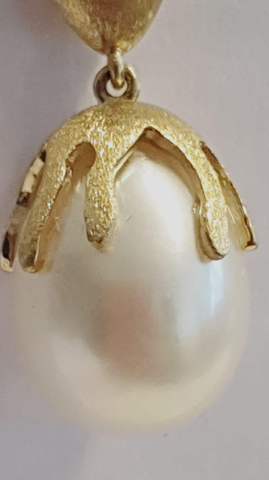 Ein sehr elegantes Paar Ohrringe aus weißen Barockperlen und 18 Karat satiniertem Gelbgold. 
Satiniertes Gelbgold g. 5,44
Barocke weiße Perlen - Birnenform